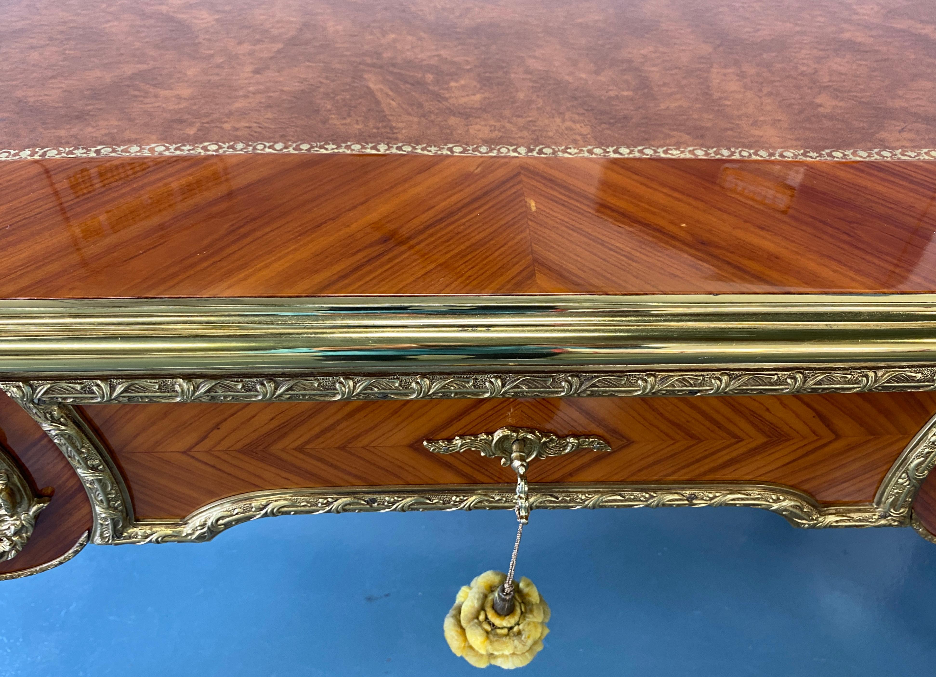 Französischer flacher Schreibtisch im Louis-XV-Stil mit Goldbronze-Beschlägen im Angebot 10