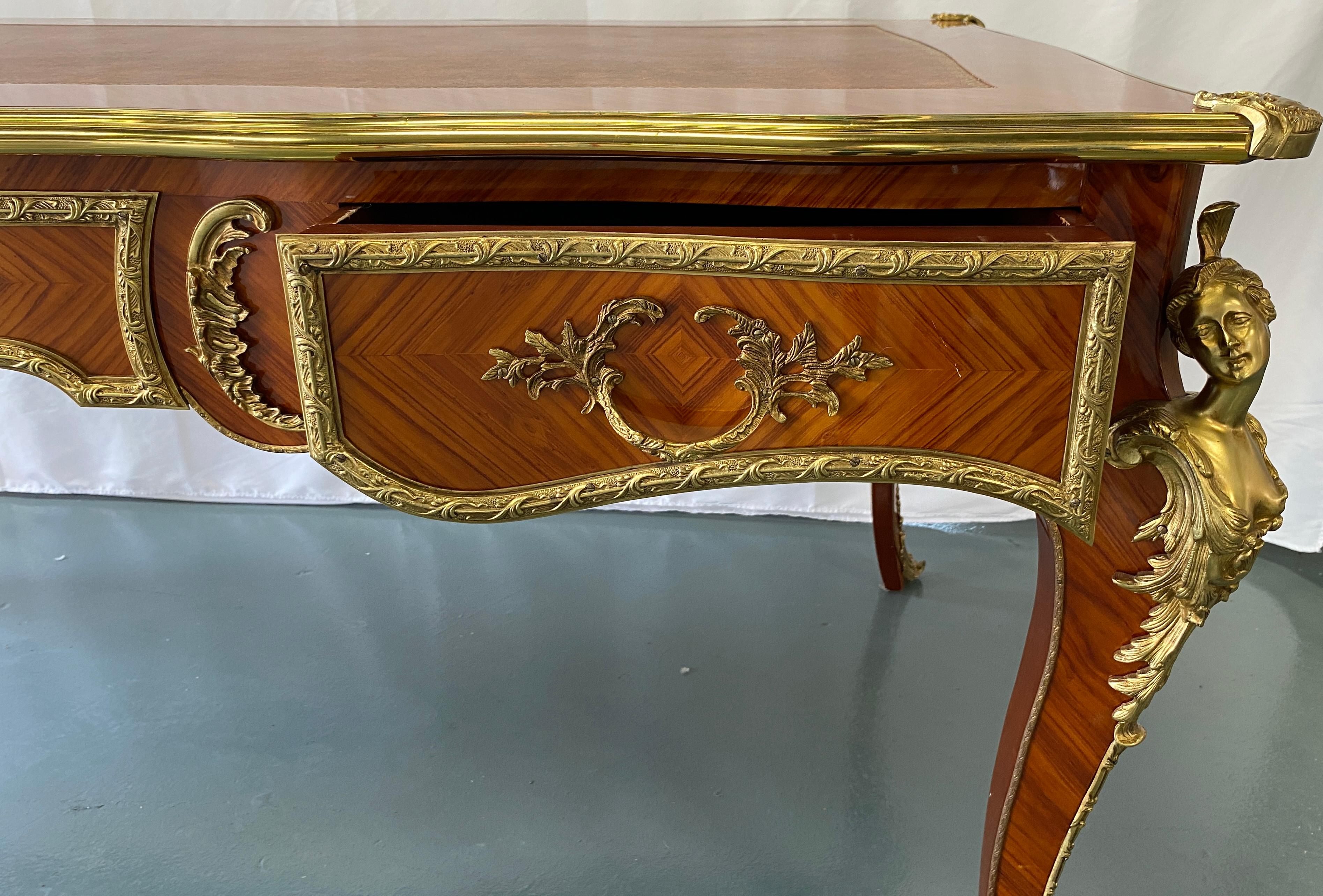 Französischer flacher Schreibtisch im Louis-XV-Stil mit Goldbronze-Beschlägen im Angebot 11