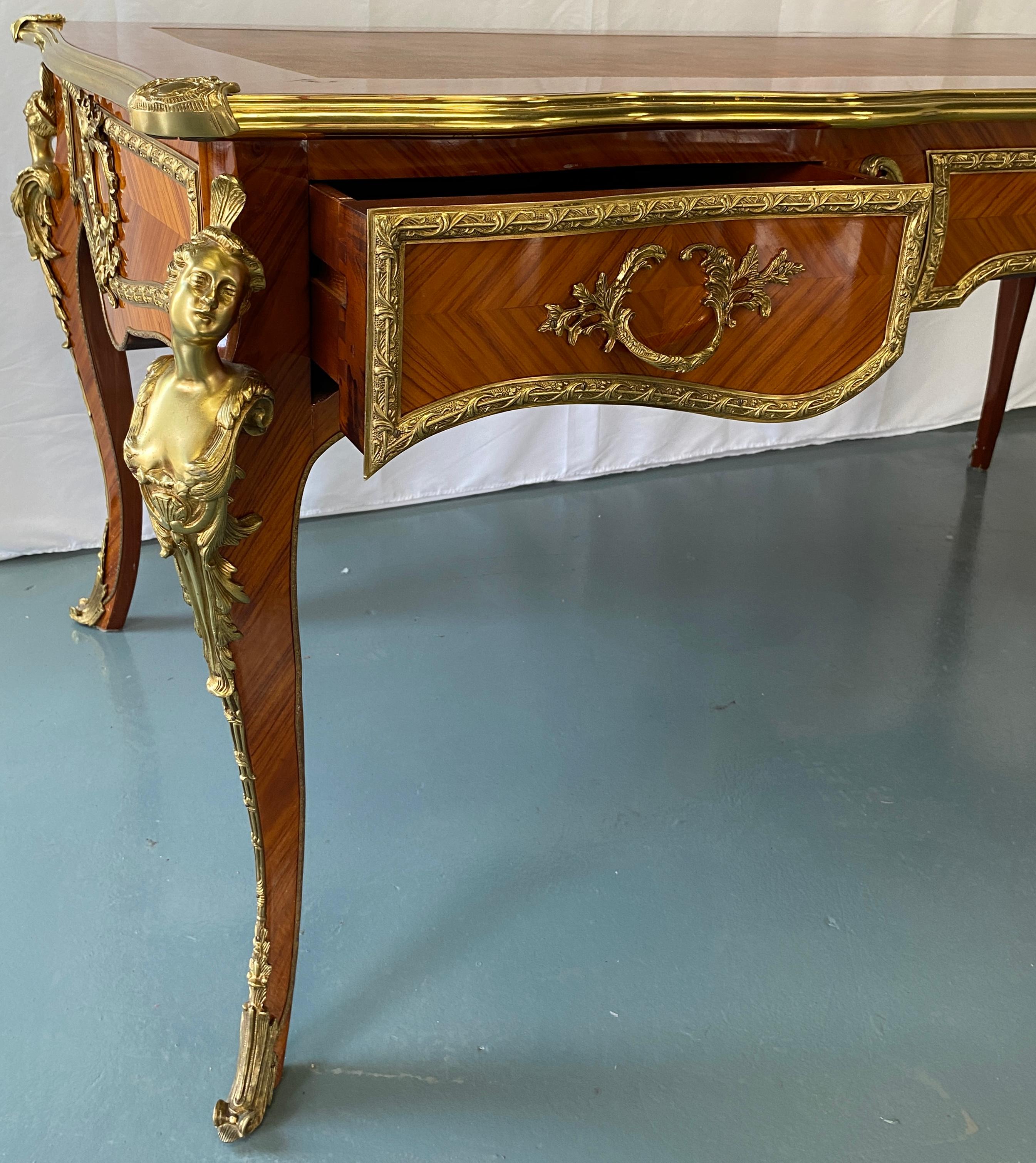 Französischer flacher Schreibtisch im Louis-XV-Stil mit Goldbronze-Beschlägen im Angebot 12