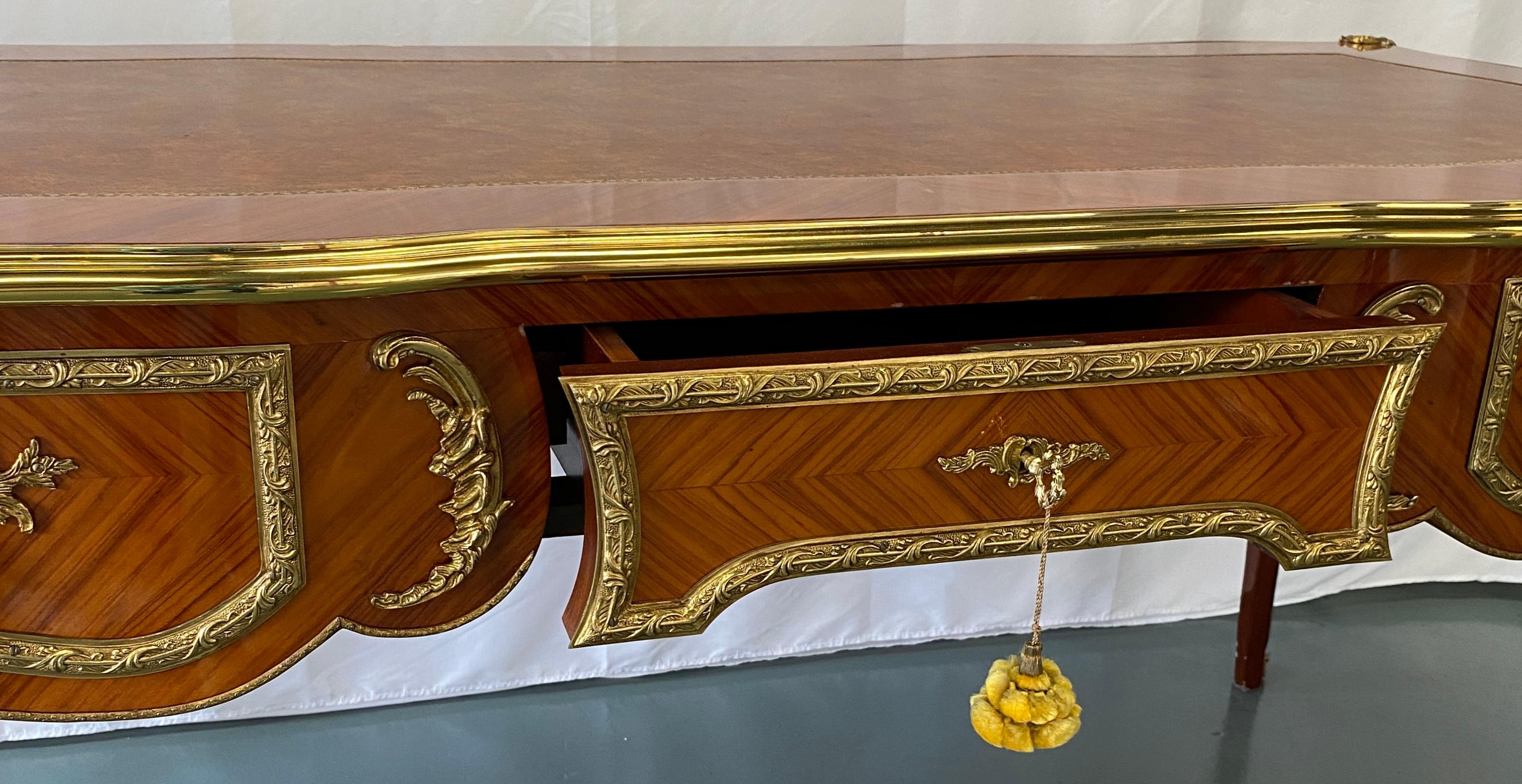 Französischer flacher Schreibtisch im Louis-XV-Stil mit Goldbronze-Beschlägen im Angebot 13