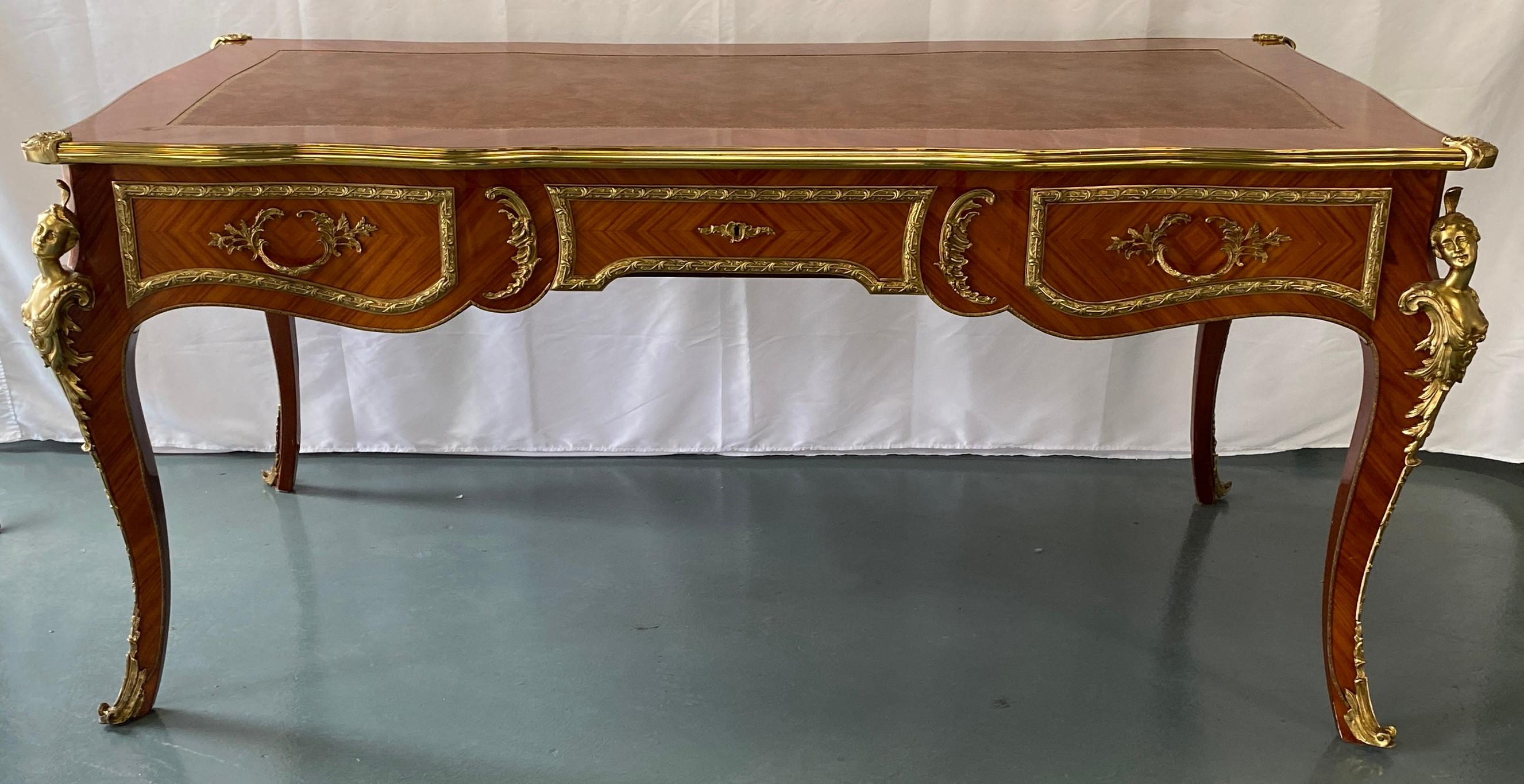 Französischer flacher Schreibtisch im Louis-XV-Stil mit Goldbronze-Beschlägen (Louis XV.) im Angebot