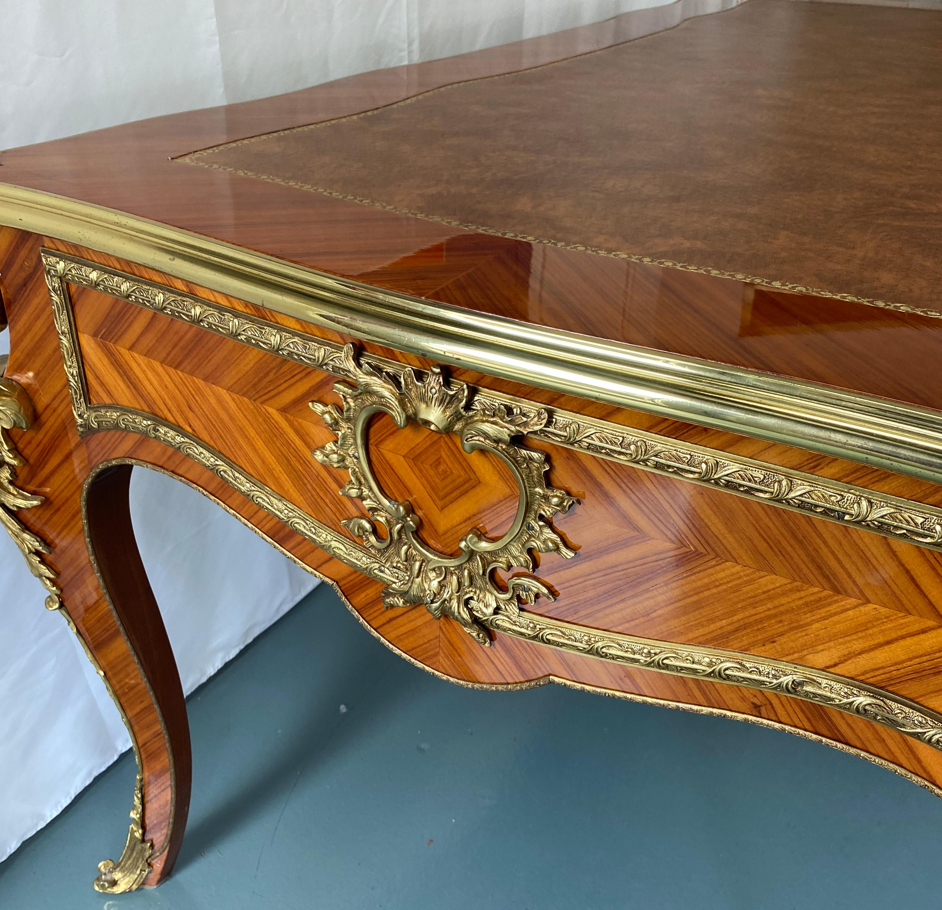 Französischer flacher Schreibtisch im Louis-XV-Stil mit Goldbronze-Beschlägen (Lackiert) im Angebot