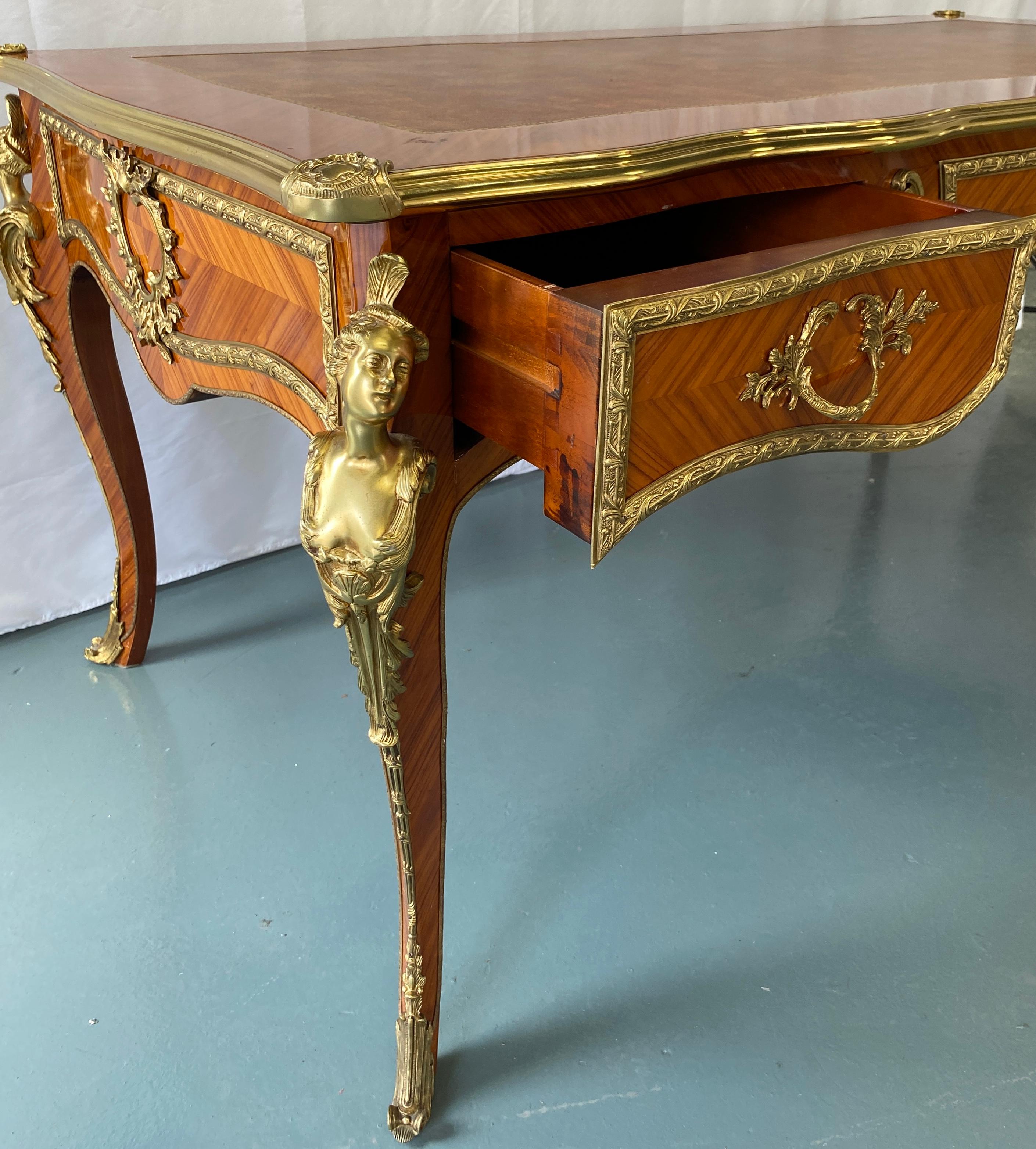 Französischer flacher Schreibtisch im Louis-XV-Stil mit Goldbronze-Beschlägen im Zustand „Gut“ im Angebot in Miami, FL