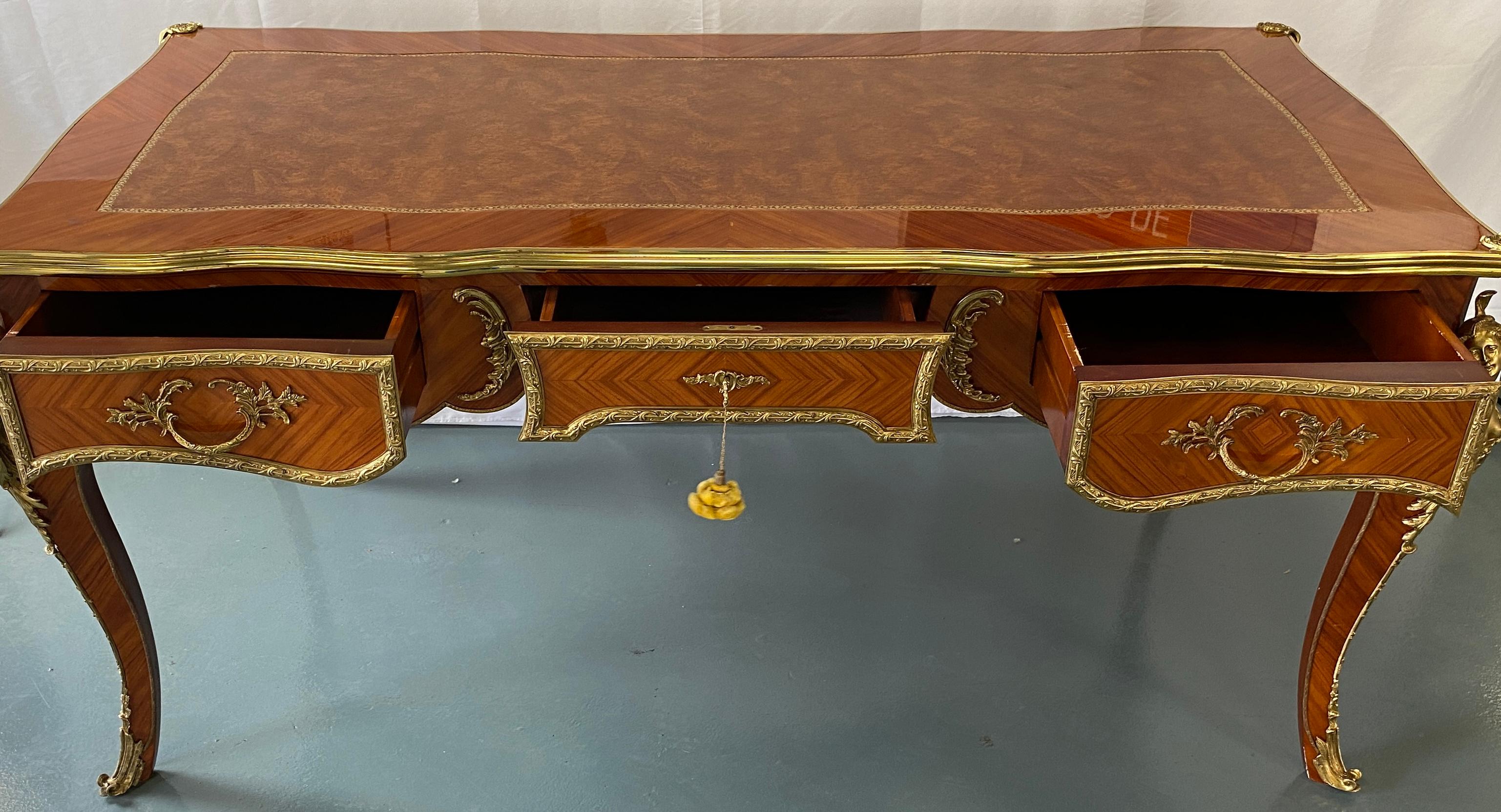 Französischer flacher Schreibtisch im Louis-XV-Stil mit Goldbronze-Beschlägen (20. Jahrhundert) im Angebot