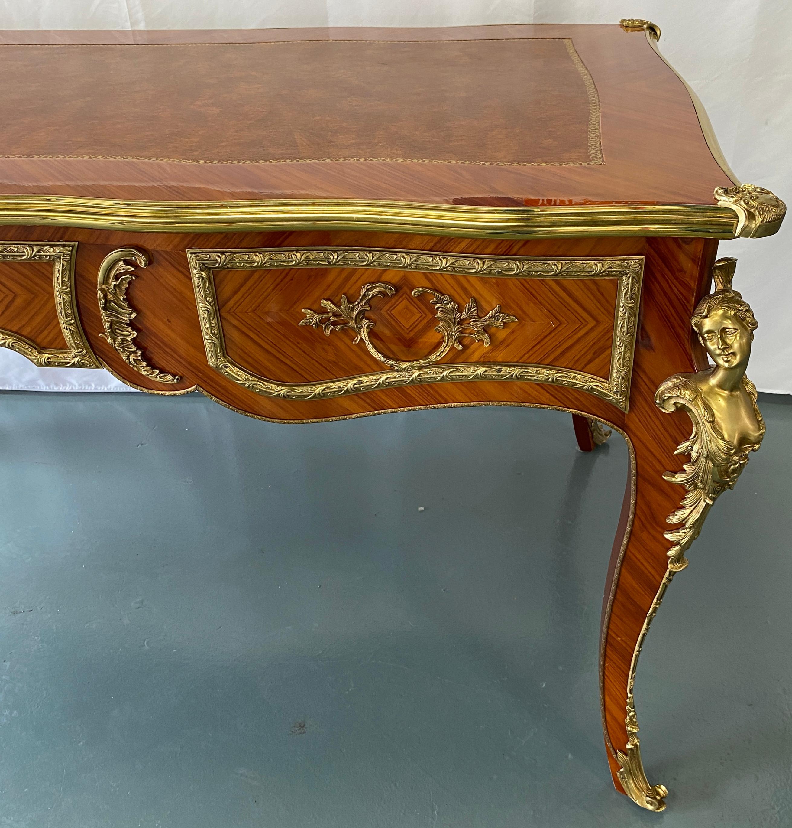Französischer flacher Schreibtisch im Louis-XV-Stil mit Goldbronze-Beschlägen im Angebot 1