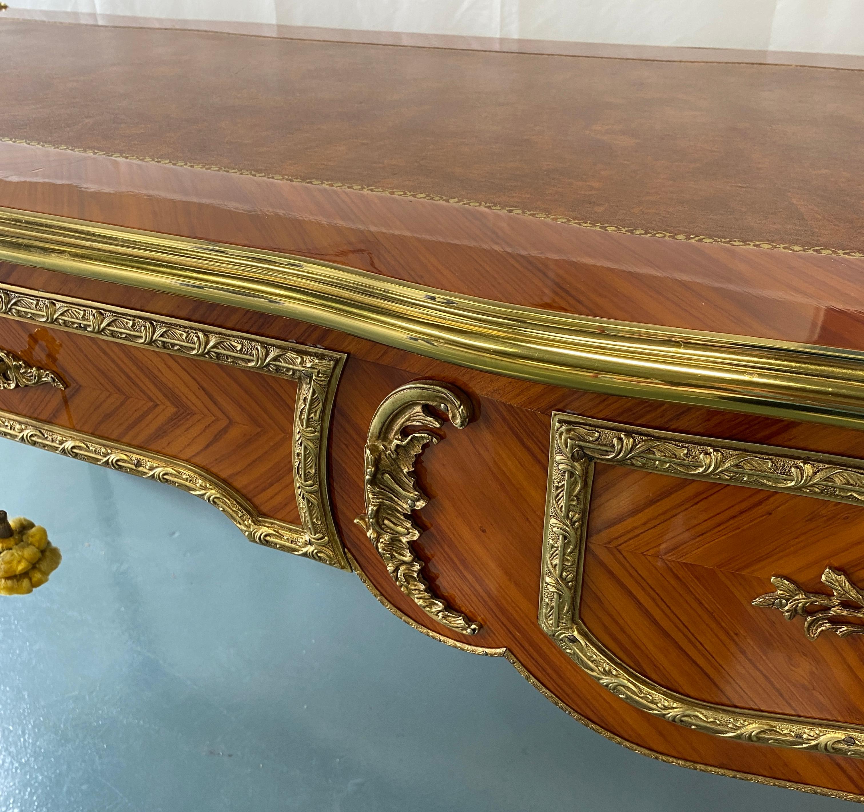 Französischer flacher Schreibtisch im Louis-XV-Stil mit Goldbronze-Beschlägen im Angebot 2