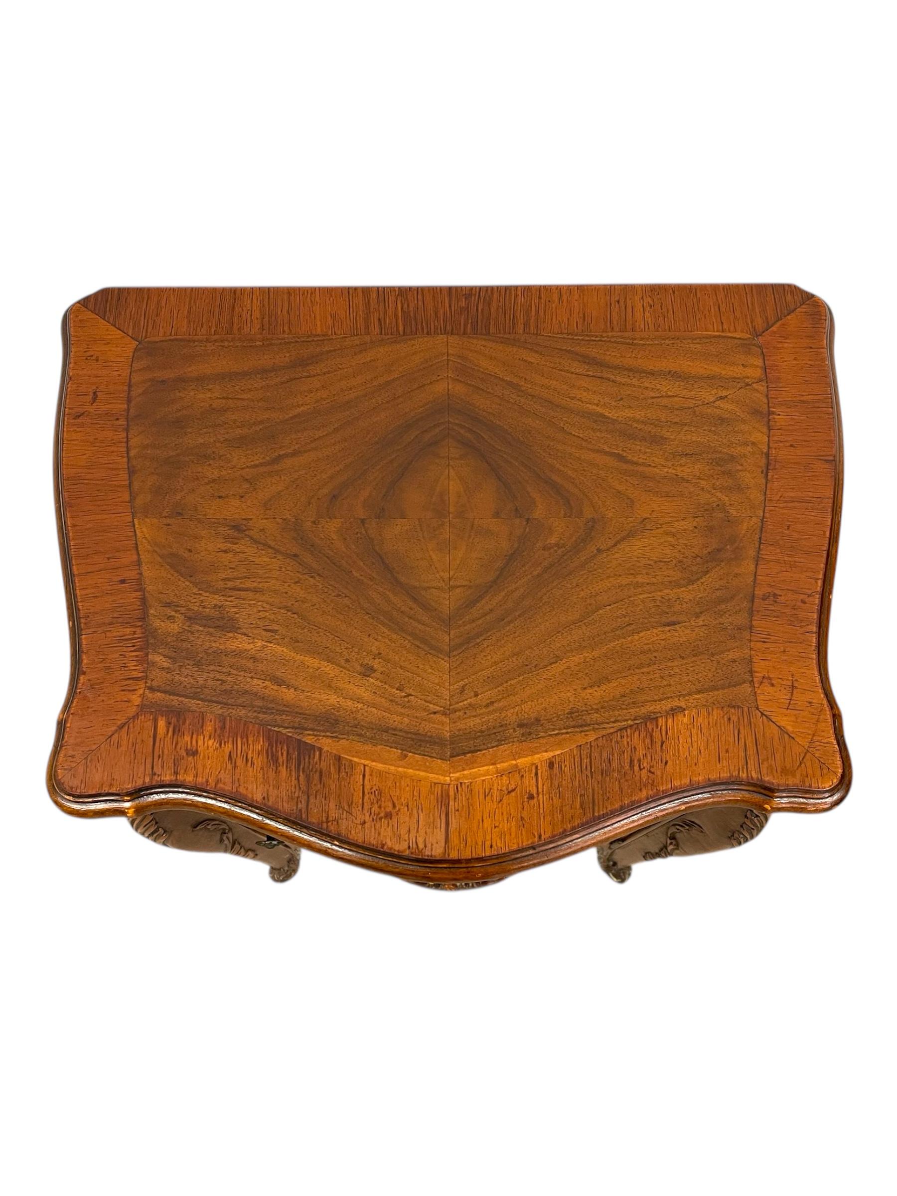 Comodino francese in radica stile Luigi XV con cassetto e anta in vendita 4