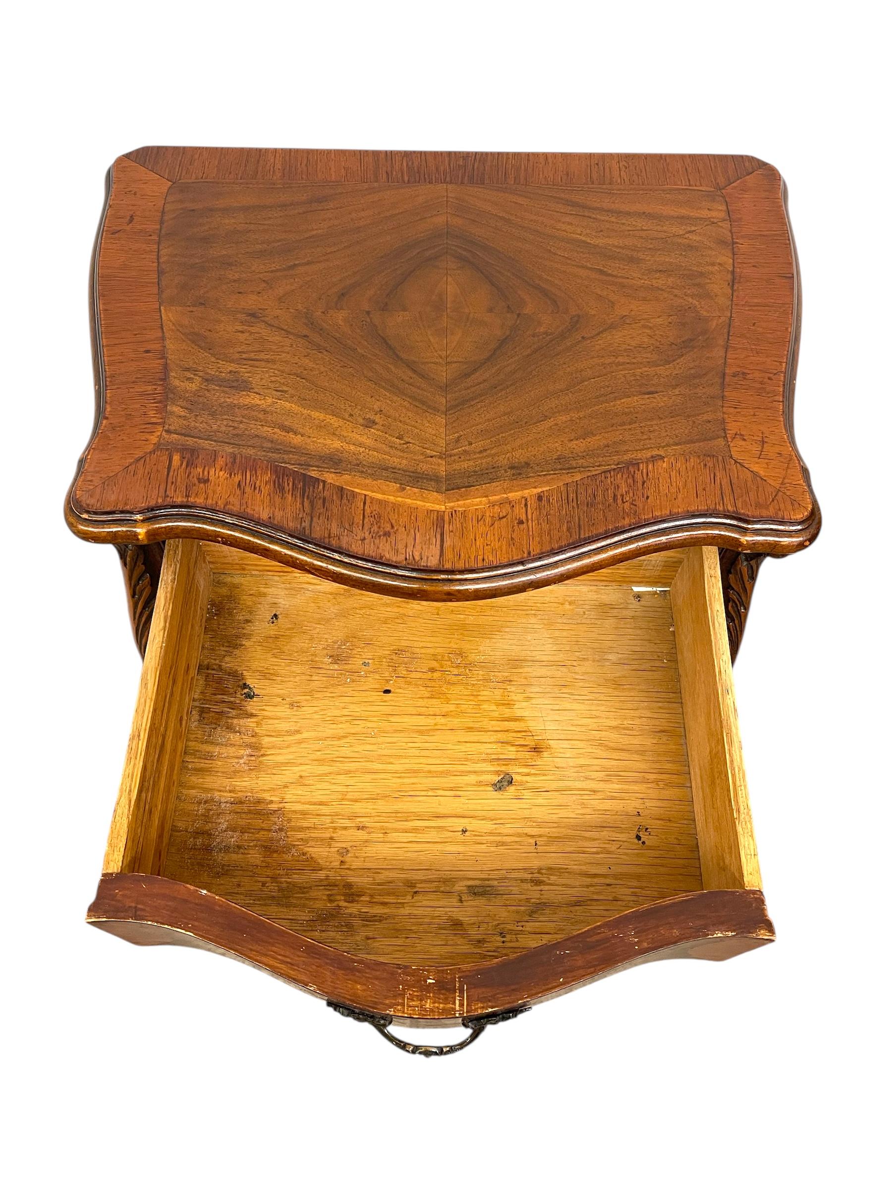 Comodino francese in radica stile Luigi XV con cassetto e anta in vendita 5