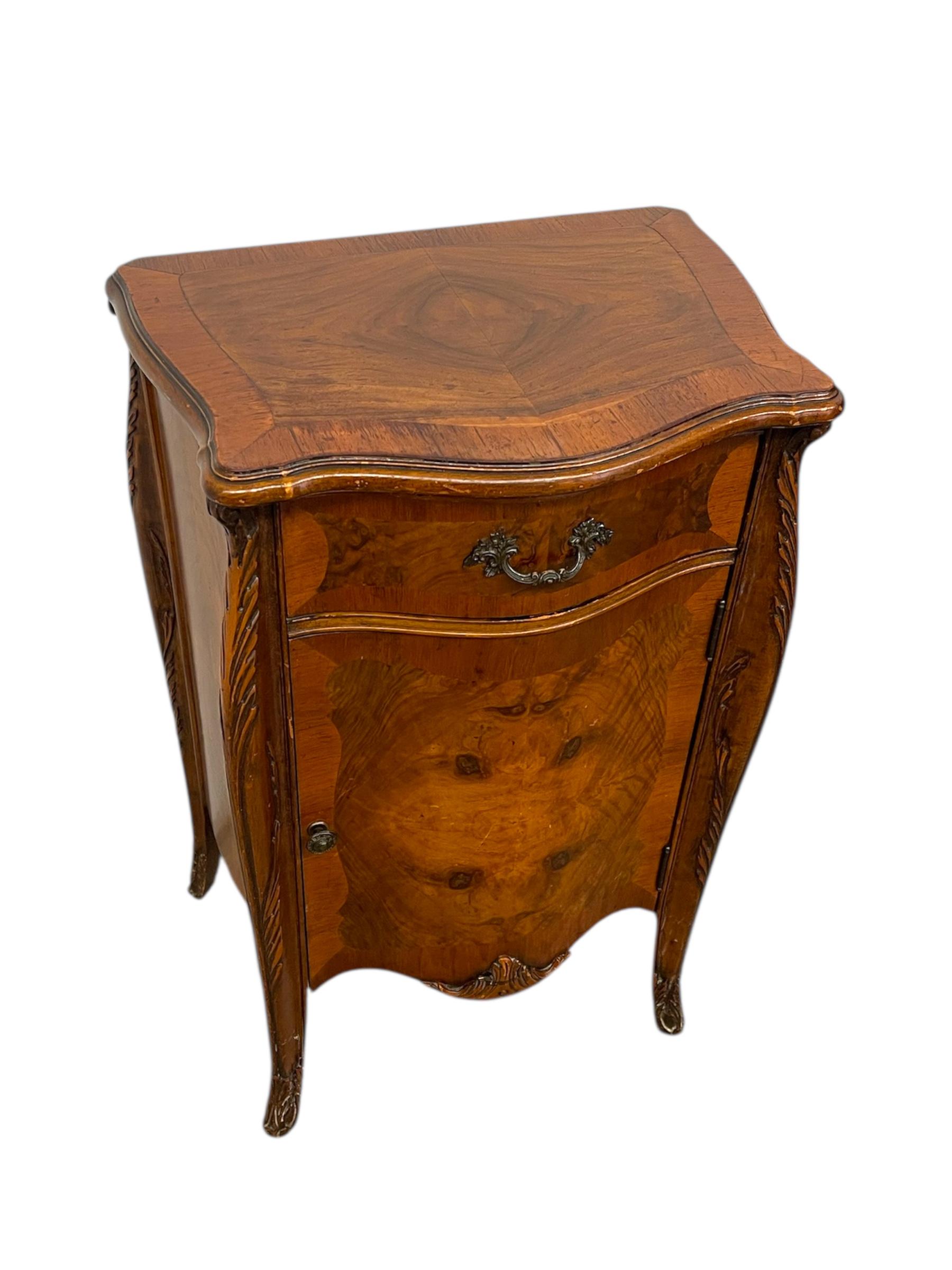 Nodo Comodino francese in radica stile Luigi XV con cassetto e anta in vendita
