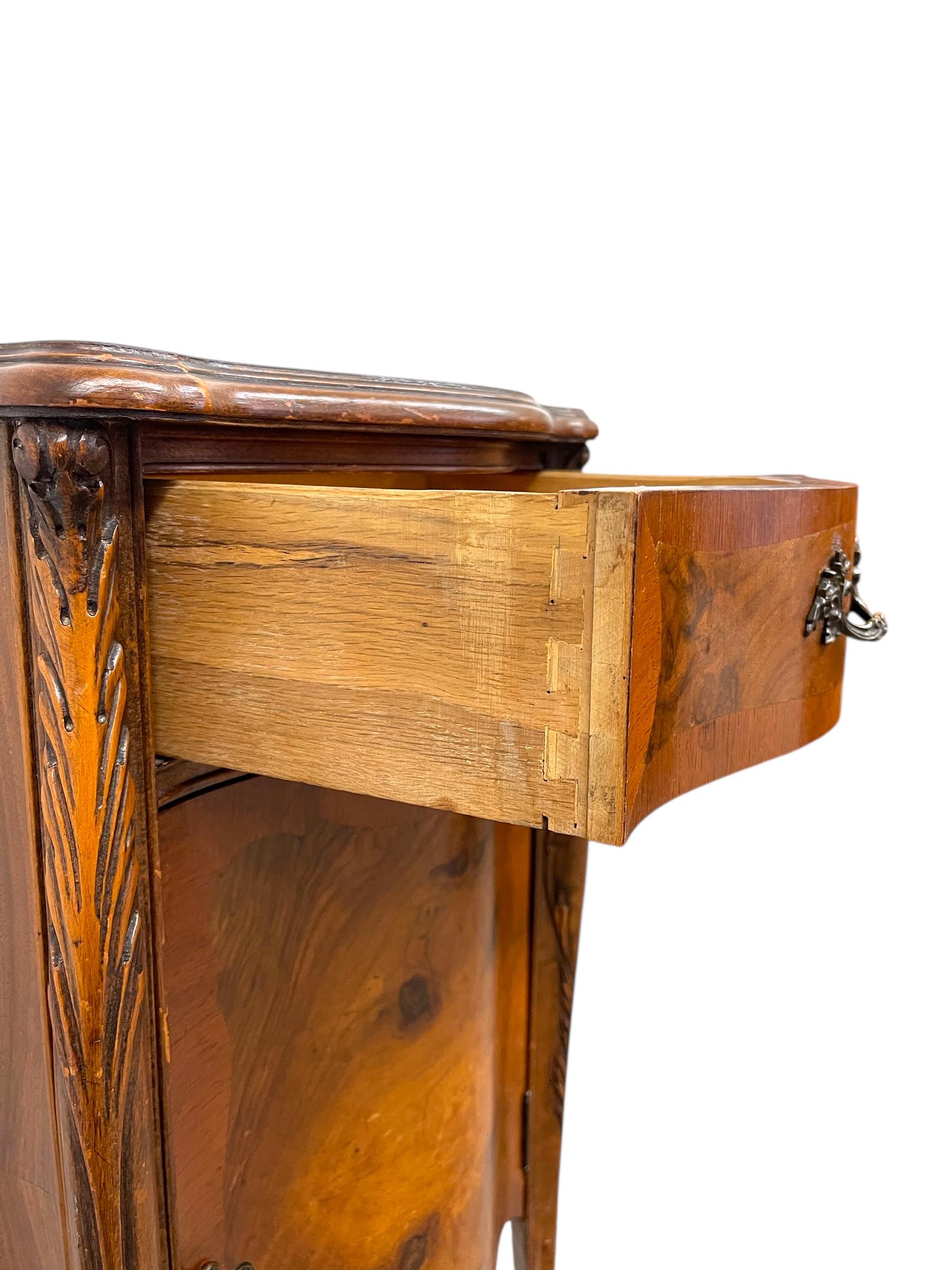 Comodino francese in radica stile Luigi XV con cassetto e anta in vendita 3