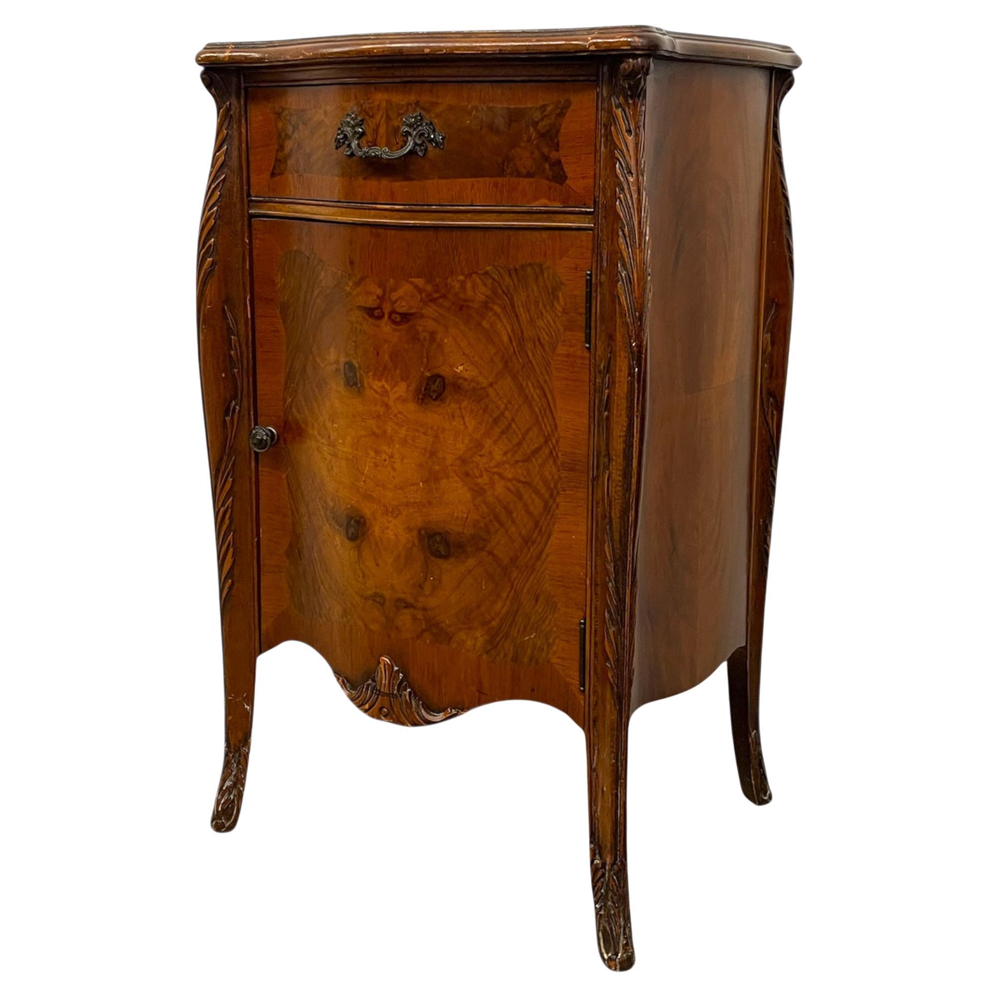 Meuble de chevet en loupe de style Louis XV avec tiroir et porte