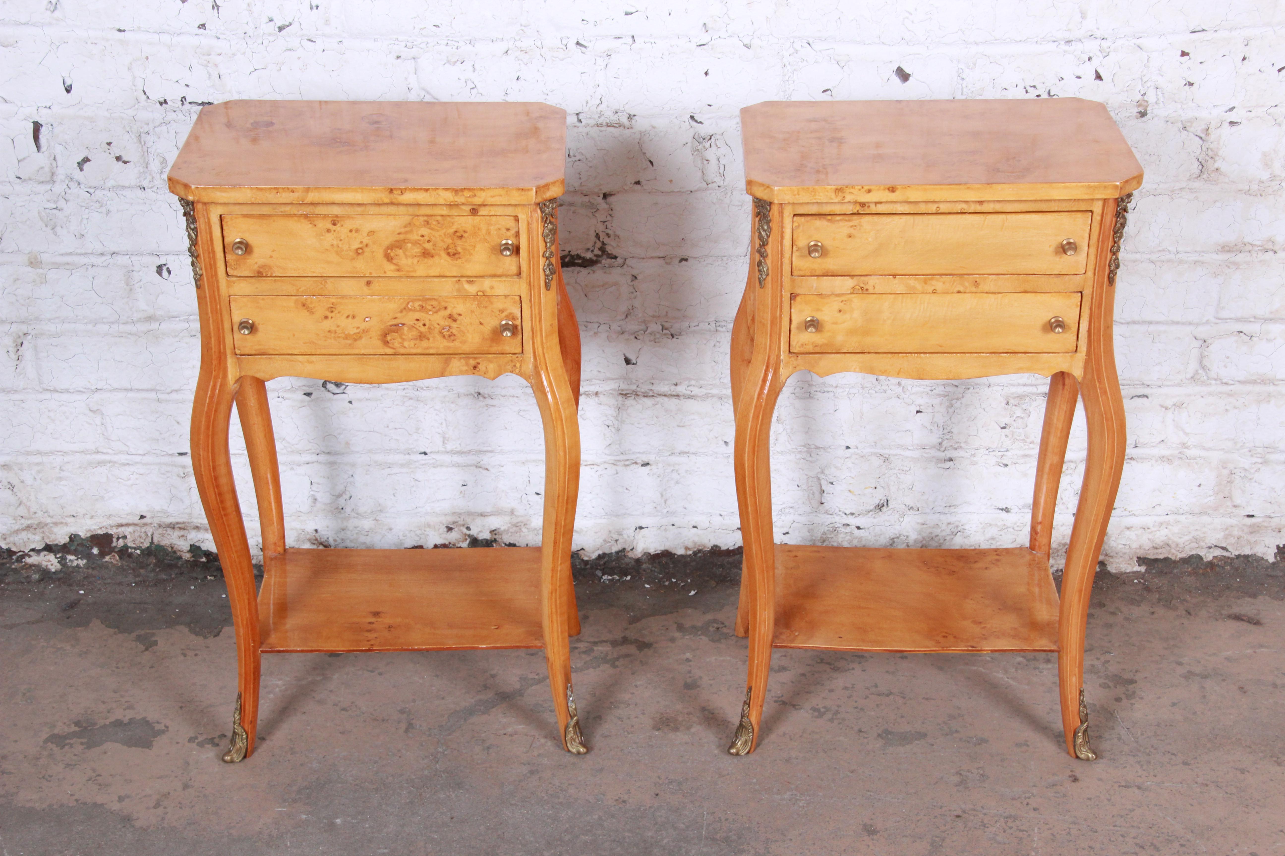 French Louis XV Style Burl Wood Nightstands, Pair In Good Condition In South Bend, IN