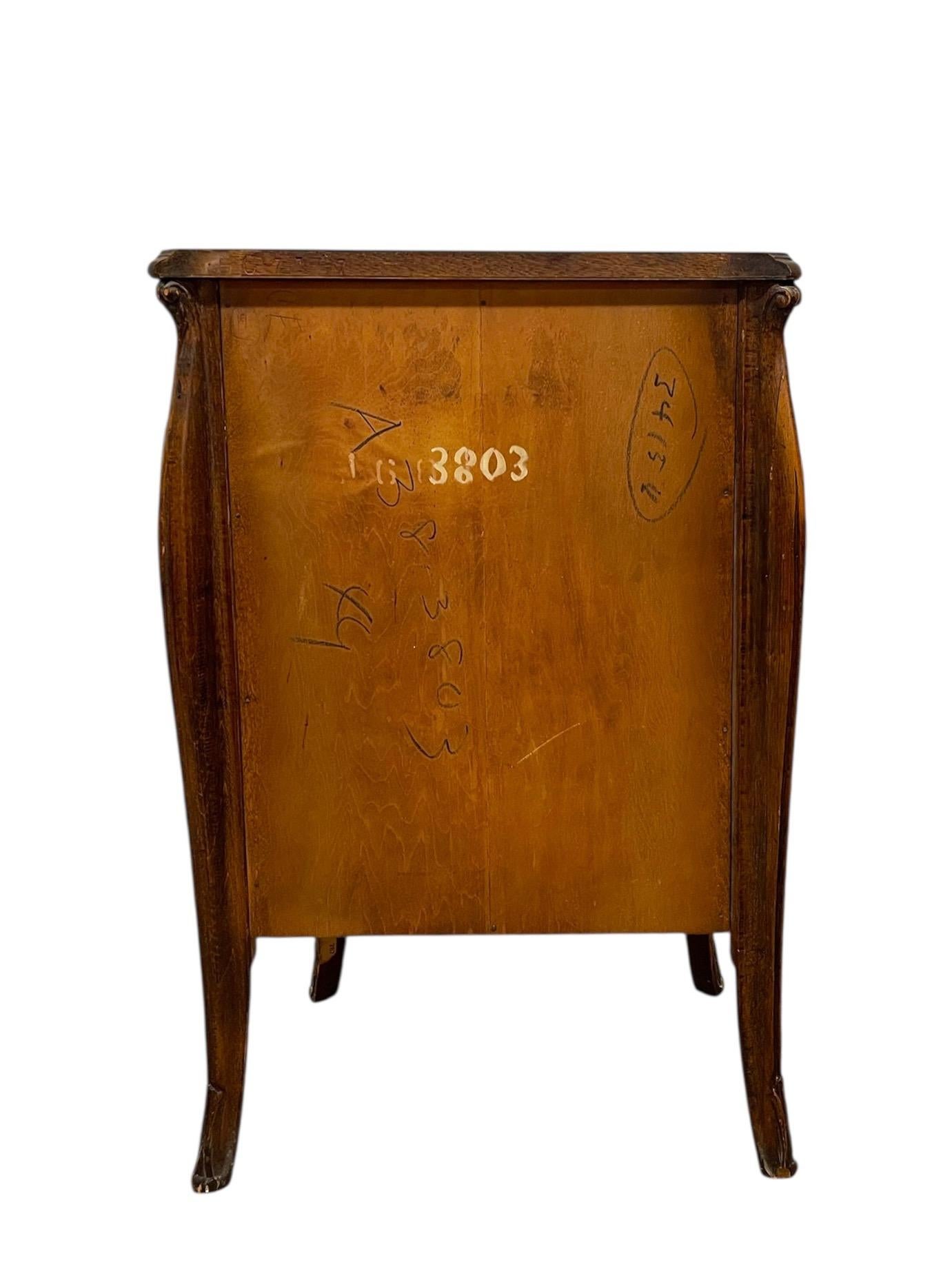 Comò e comodino abbinato in stile Luigi XV francese in legno di radica in vendita 5