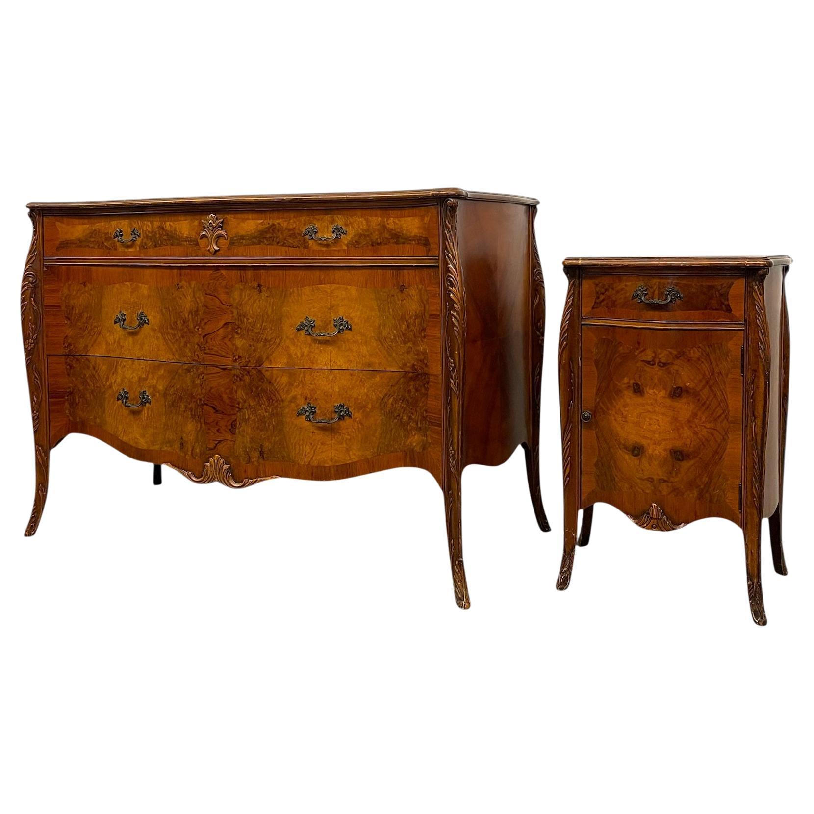 Commode et table de chevet assortis en bois de ronce de style Louis XV
