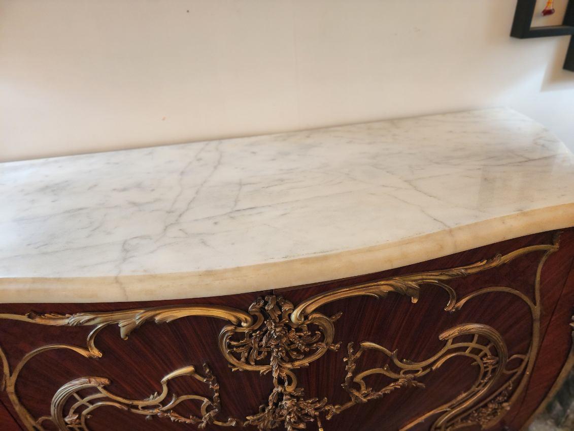Si tratta di un bellissimo grande armadio francese in stile Luis XV con montatura in bronzo dorato. Con due porte e un piano in marmo. 
