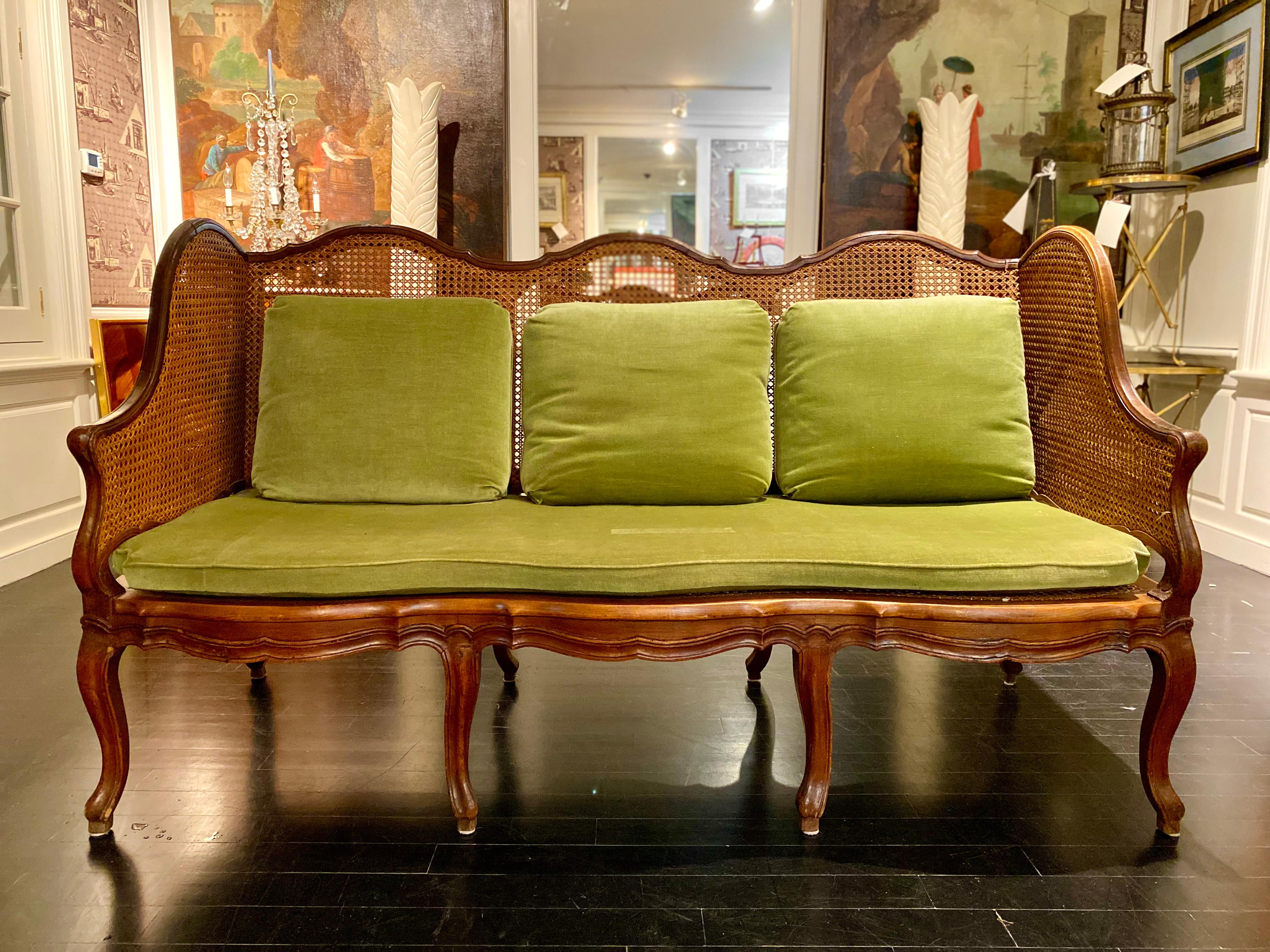 Grand canapé de style Louis XV, également appelé canapé ou sofa.
Canapé en très bon état, pas de dommages au cannage, pièce rare. Côtés à double vitrage. Coussins en crin de cheval. 3 places assises confortables.