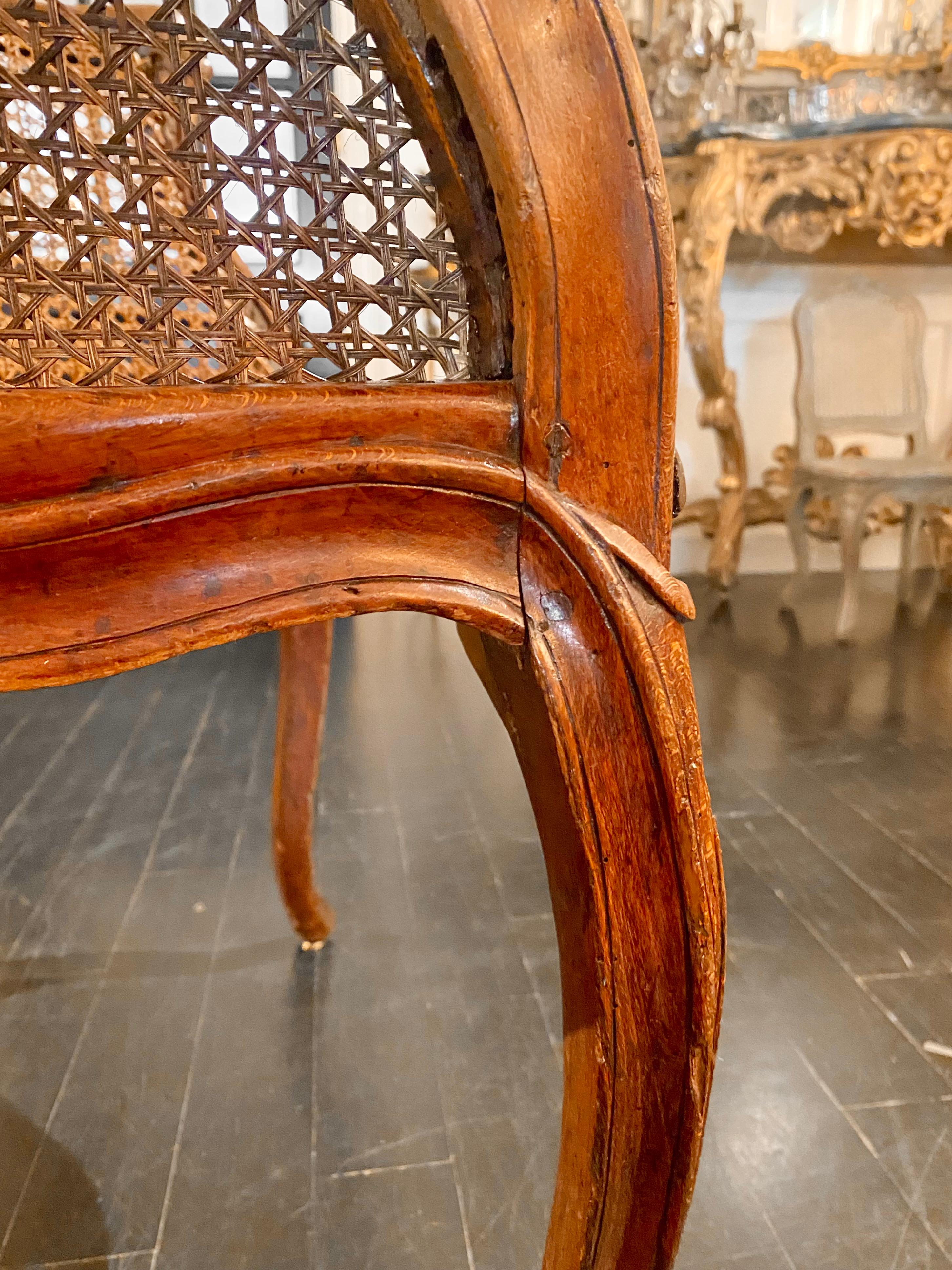 French Louis XV Style Caned Bergère Armchair en venta 2