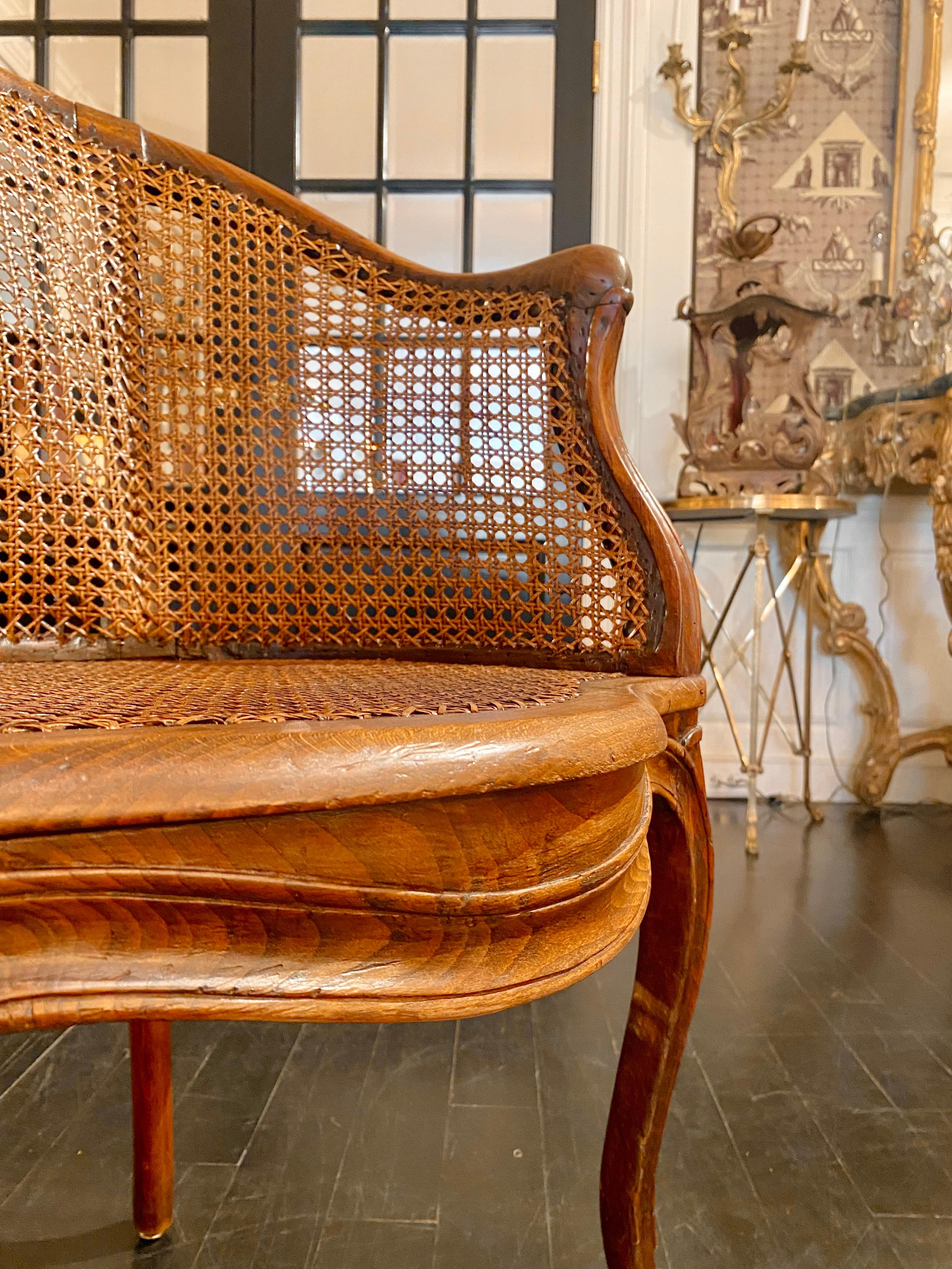 French Louis XV Style Caned Bergère Armchair en venta 3