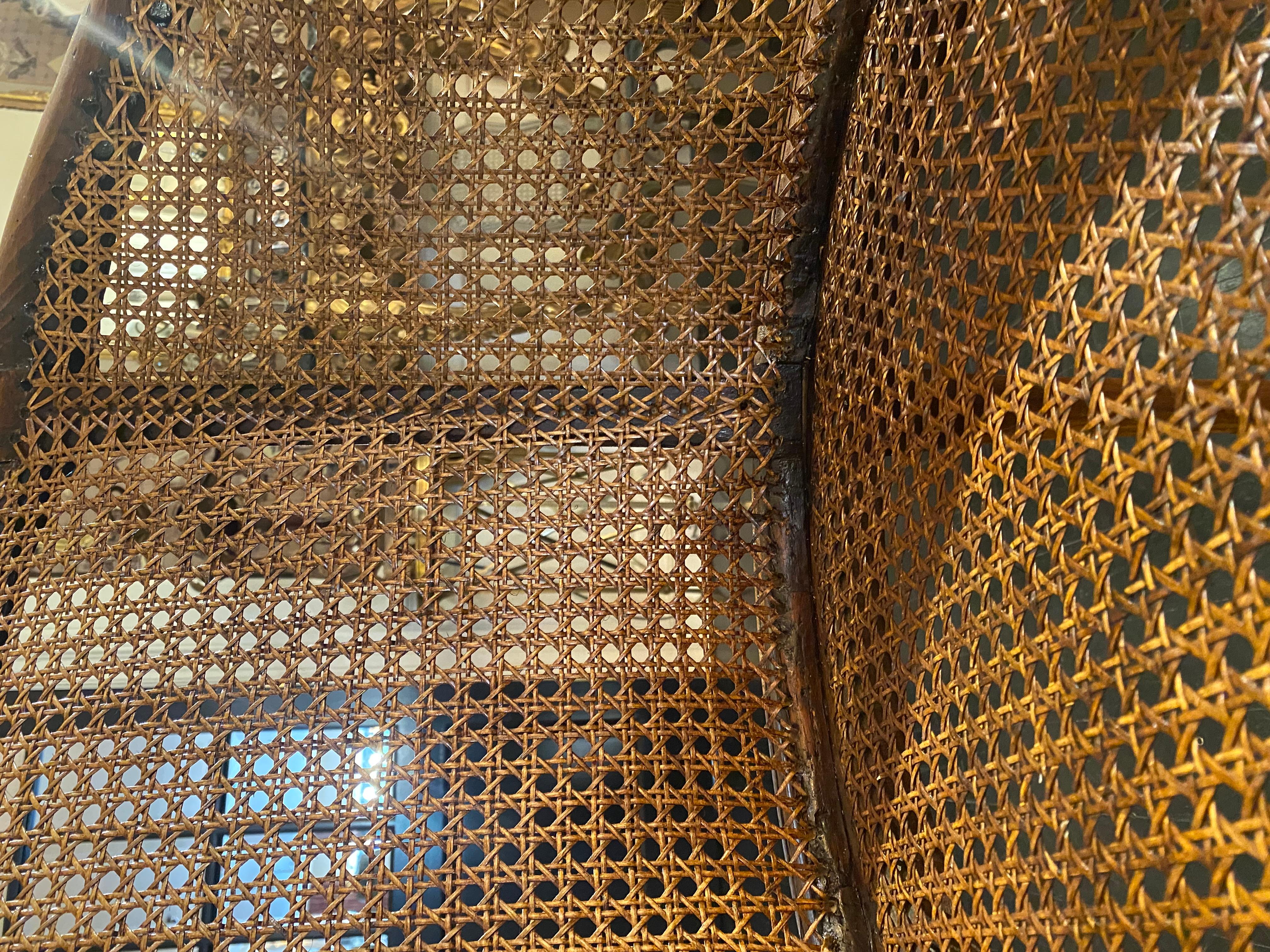 French Louis XV Style Caned Bergère Armchair en venta 5