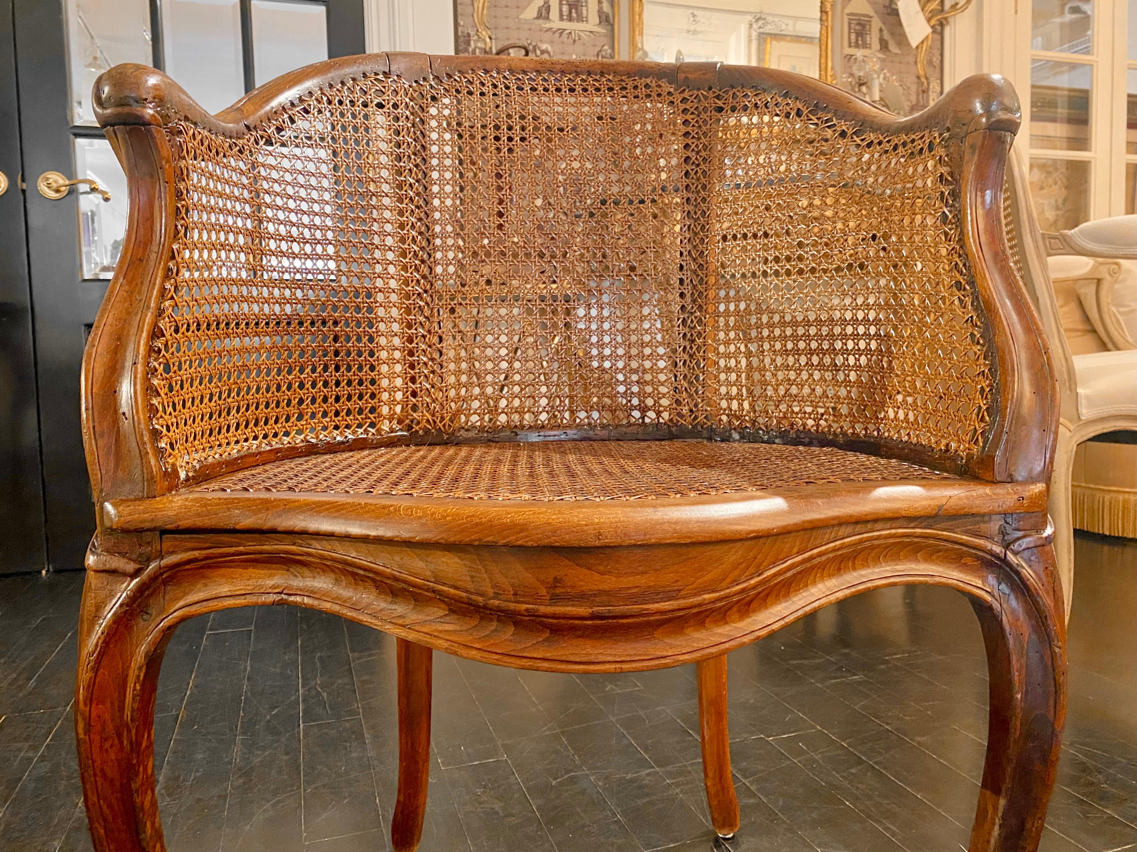 French Louis XV Style Caned Bergère Armchair en venta 8