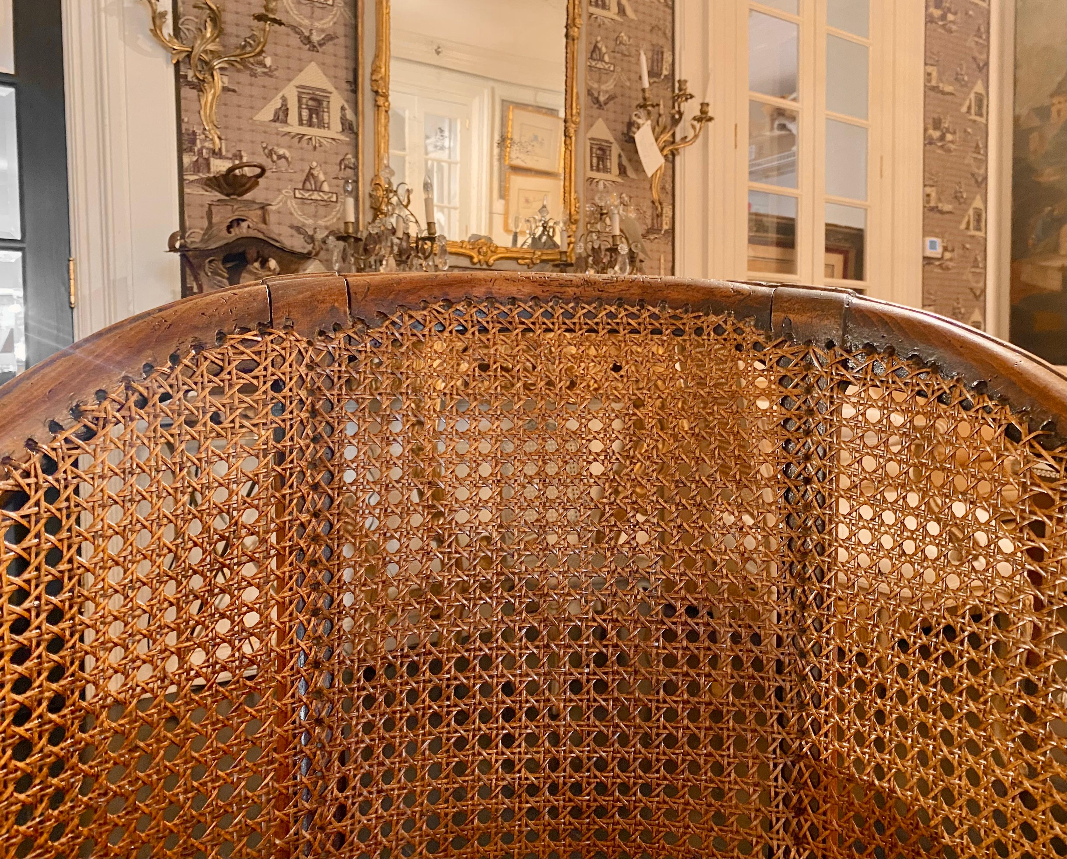 French Louis XV Style Caned Bergère Armchair en venta 9