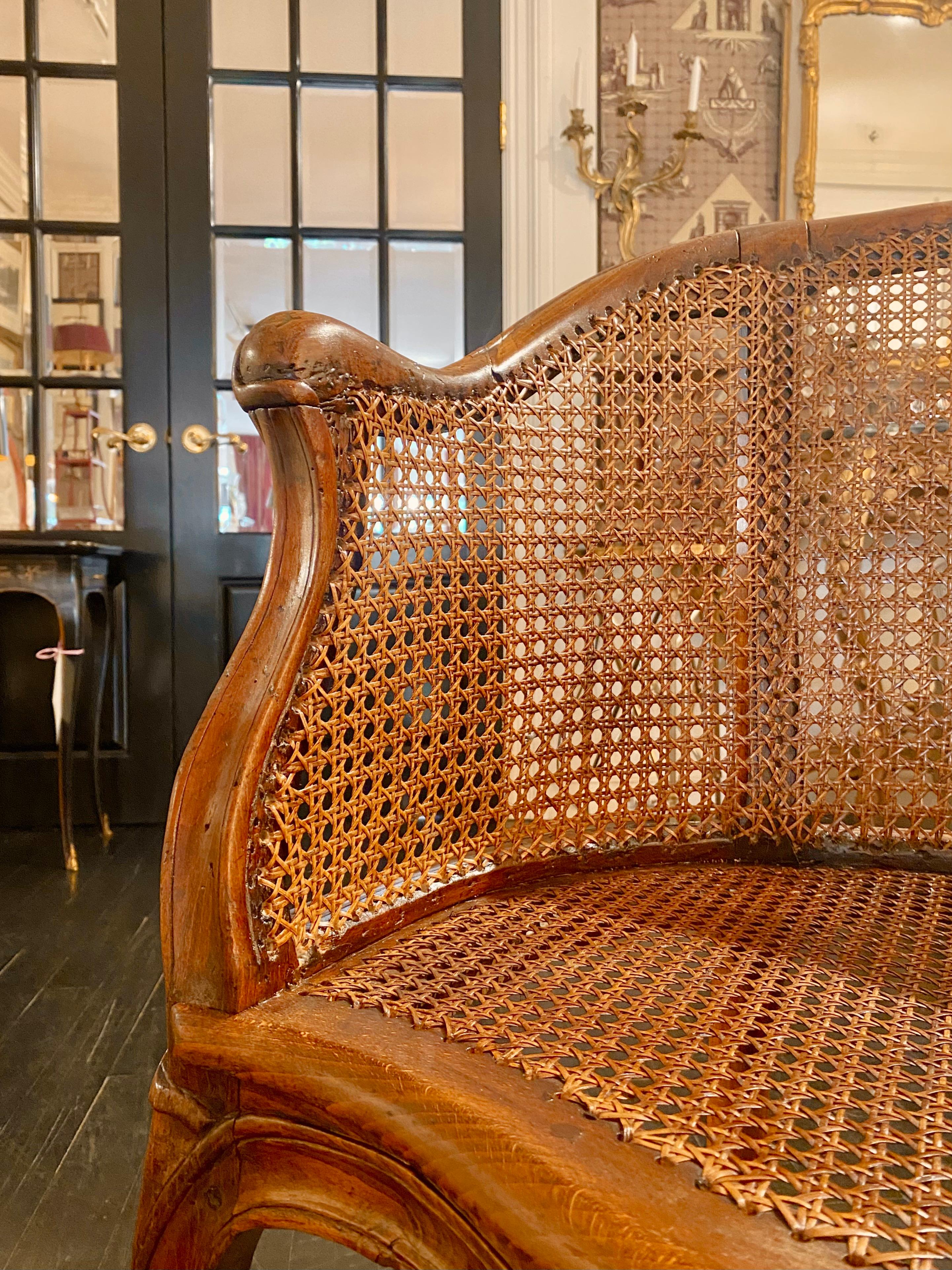 French Louis XV Style Caned Bergère Armchair en venta 10
