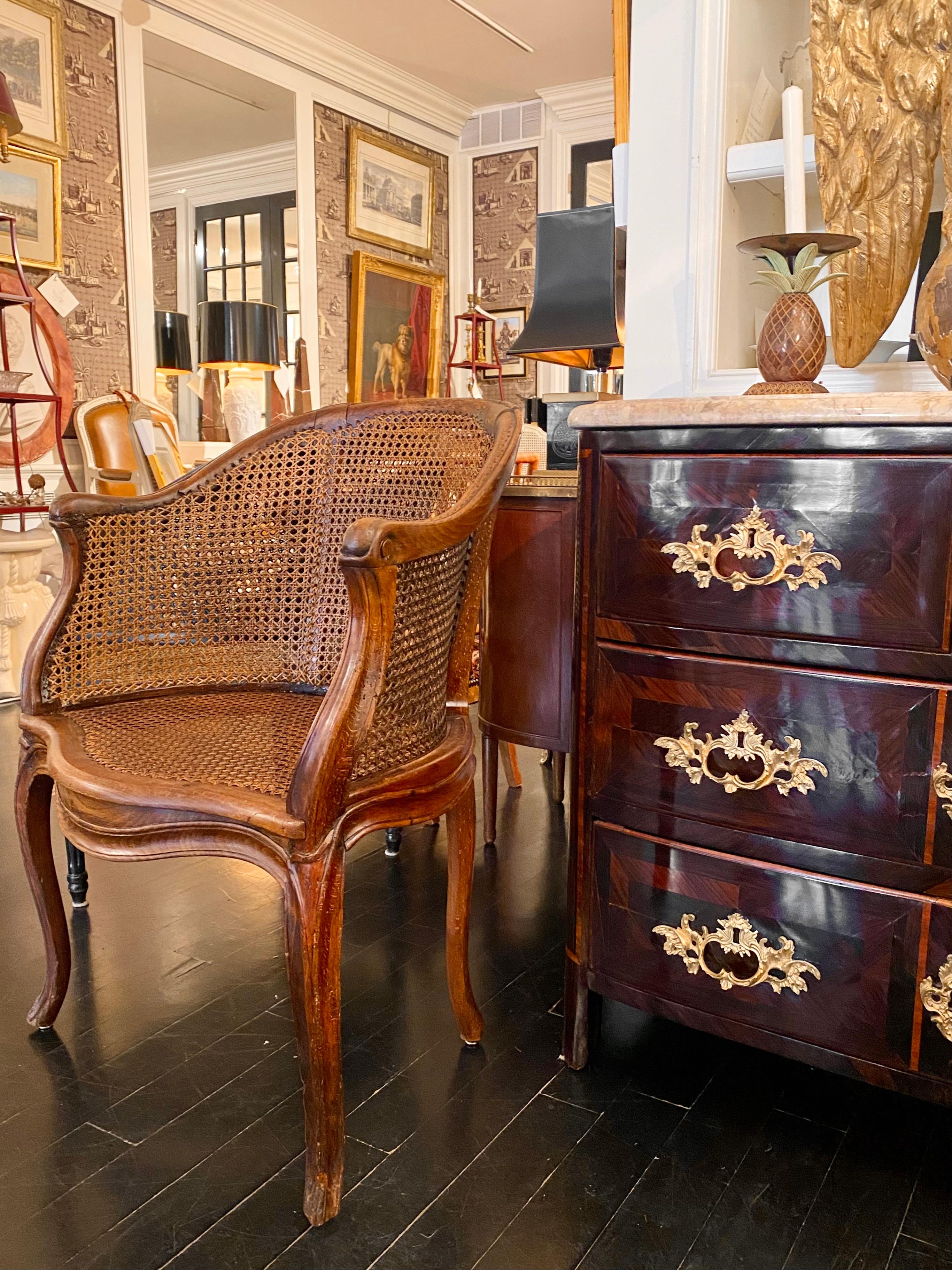 French Louis XV Style Caned Bergère Armchair en venta 11
