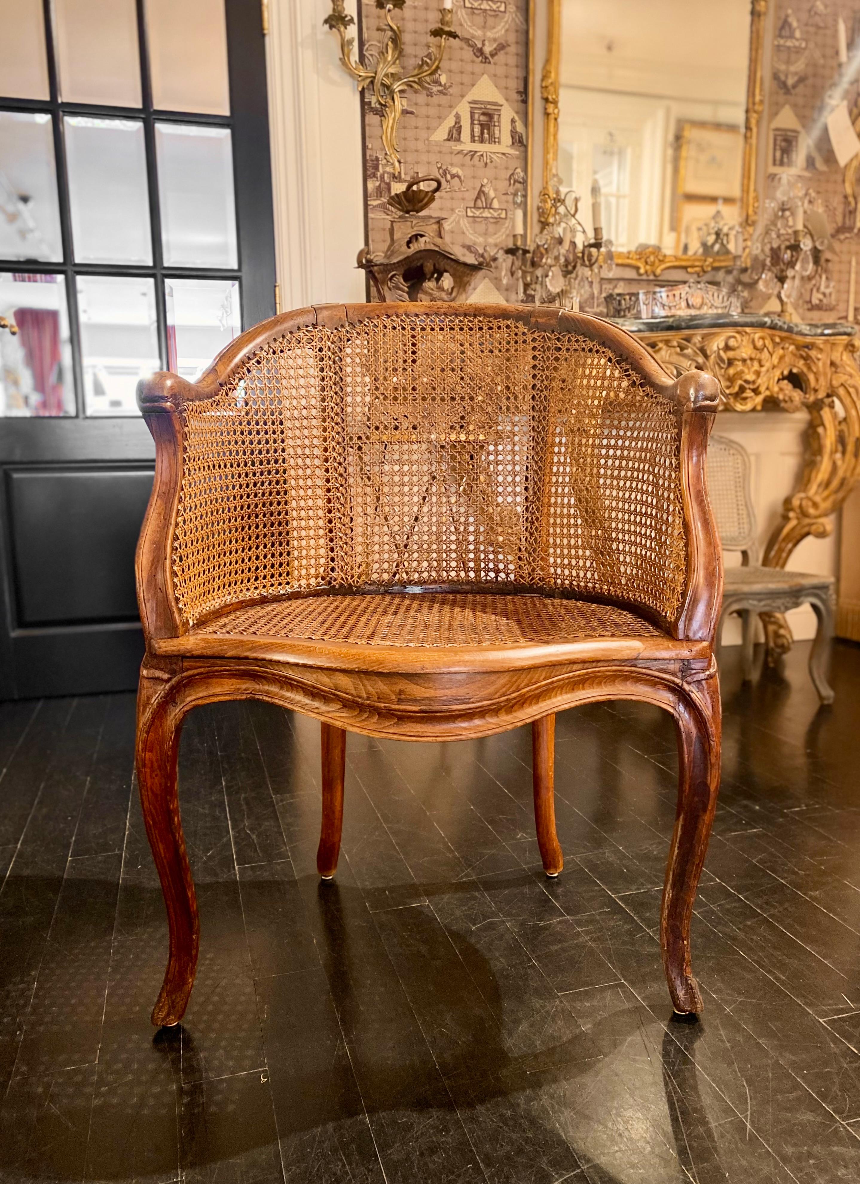 French Louis XV Style Caned Bergère Armchair Luis XV en venta