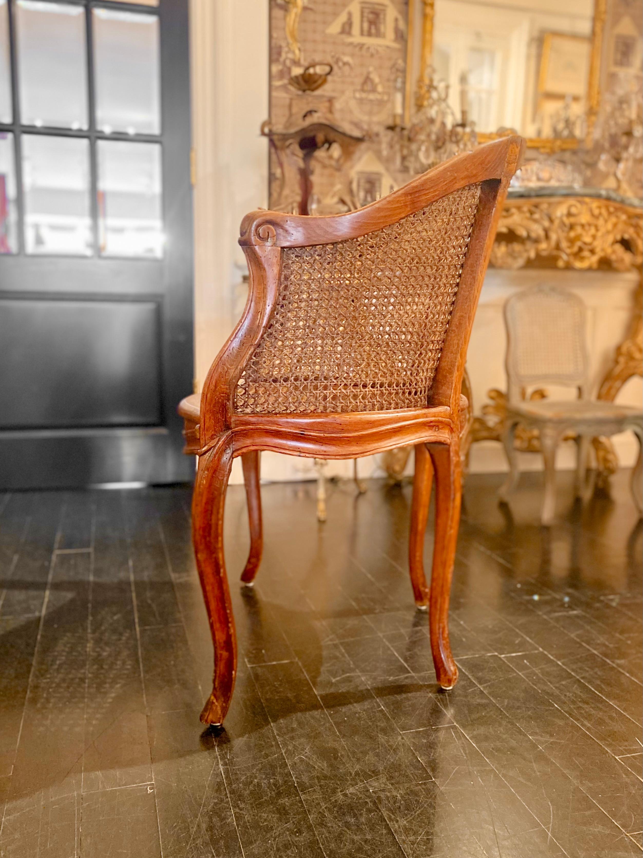 French Louis XV Style Caned Bergère Armchair Francés en venta