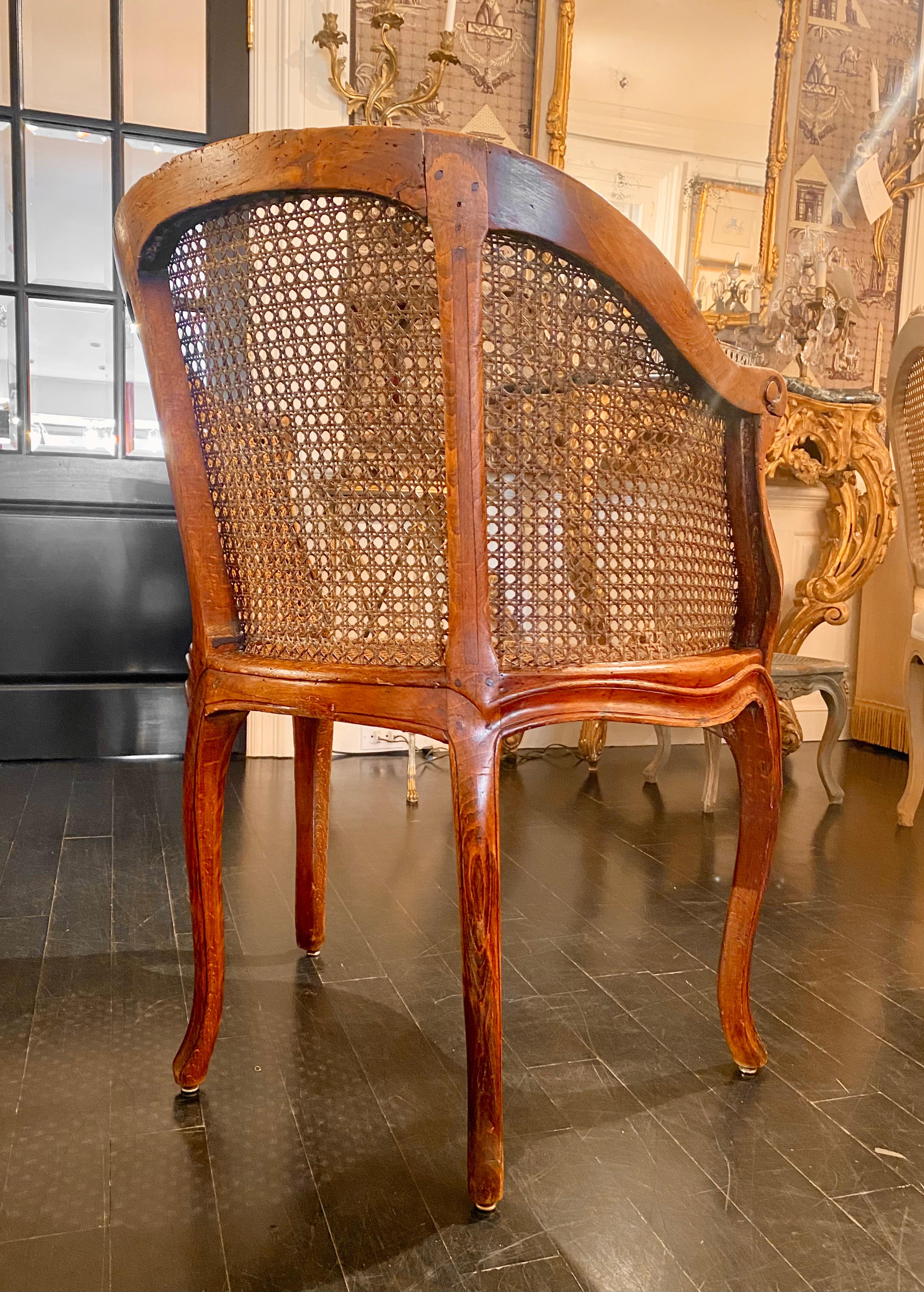 French Louis XV Style Caned Bergère Armchair Caña en venta