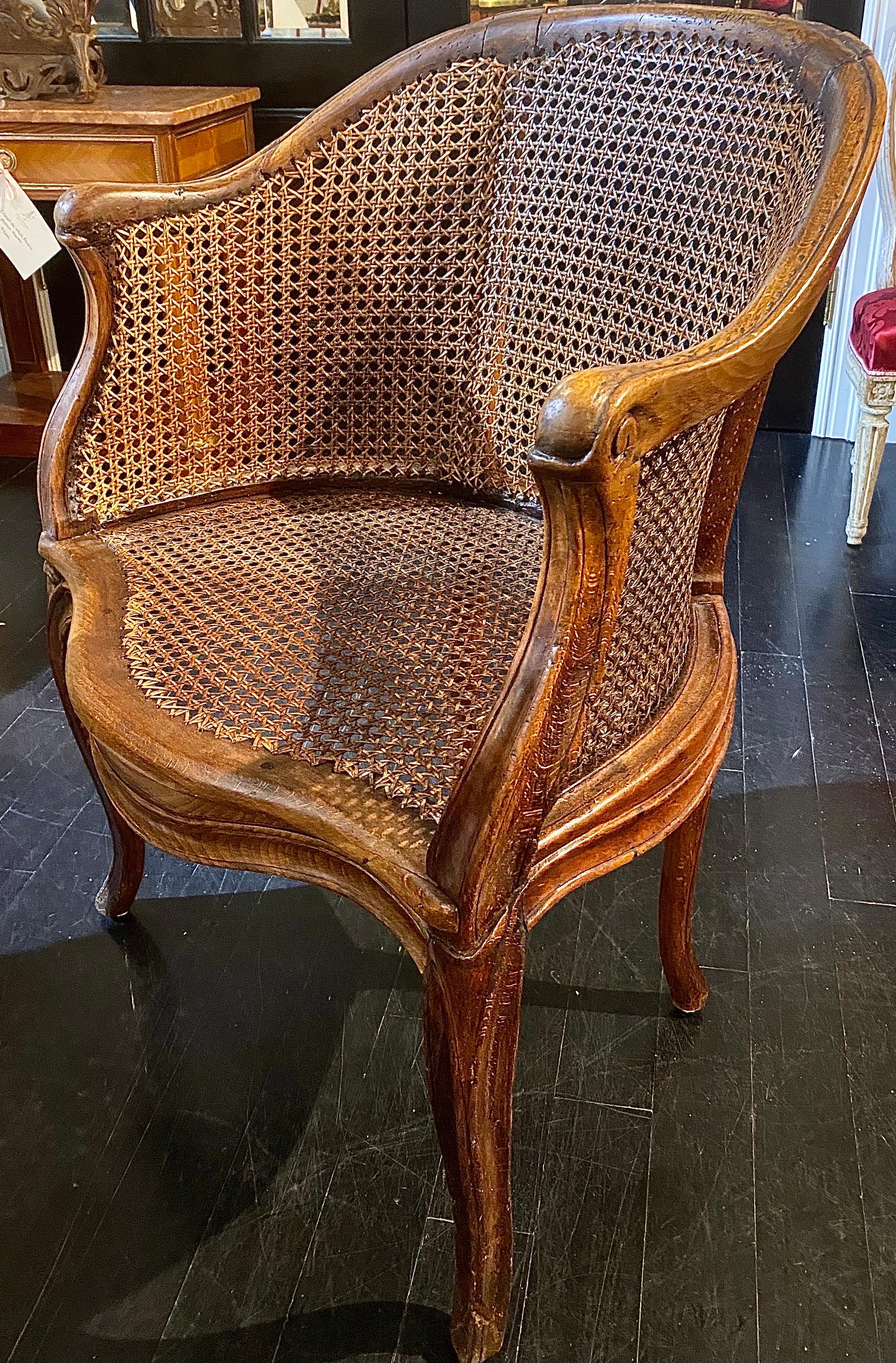 French Louis XV Style Caned Bergère Armchair en Bueno estado para la venta en Montreal, Quebec