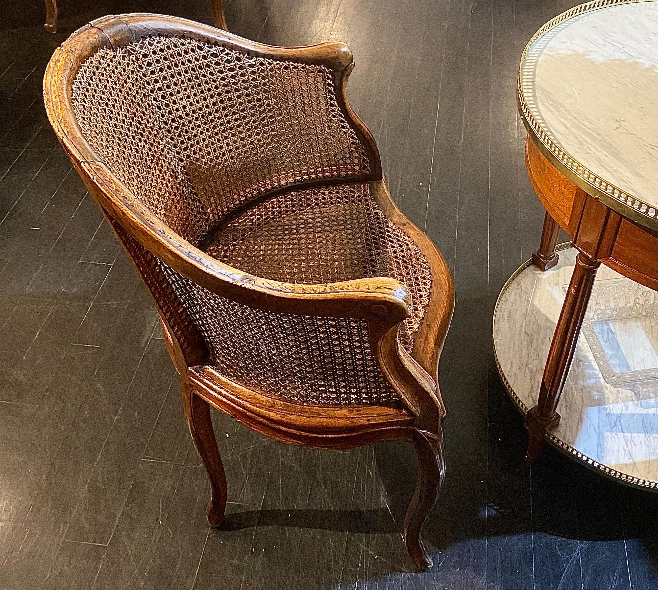 French Louis XV Style Caned Bergère Armchair siglo XIX en venta