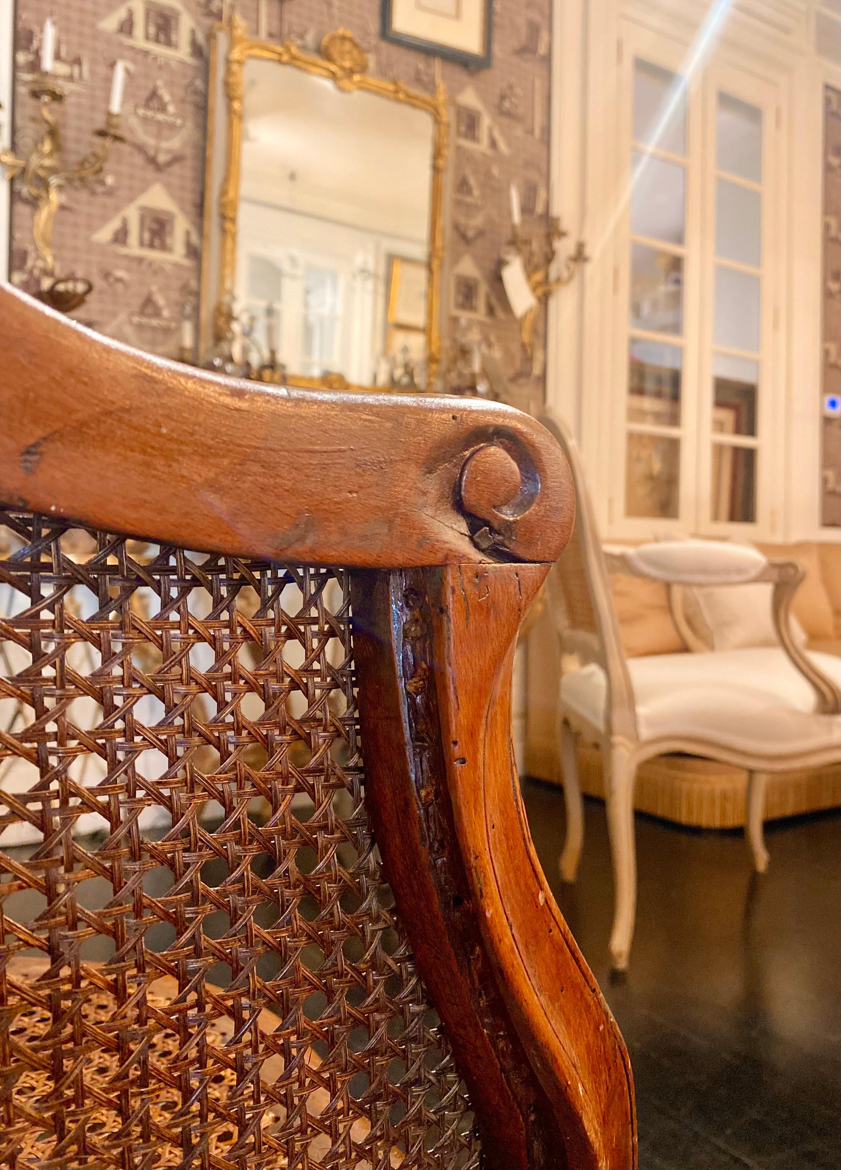 French Louis XV Style Caned Bergère Armchair Madera en venta