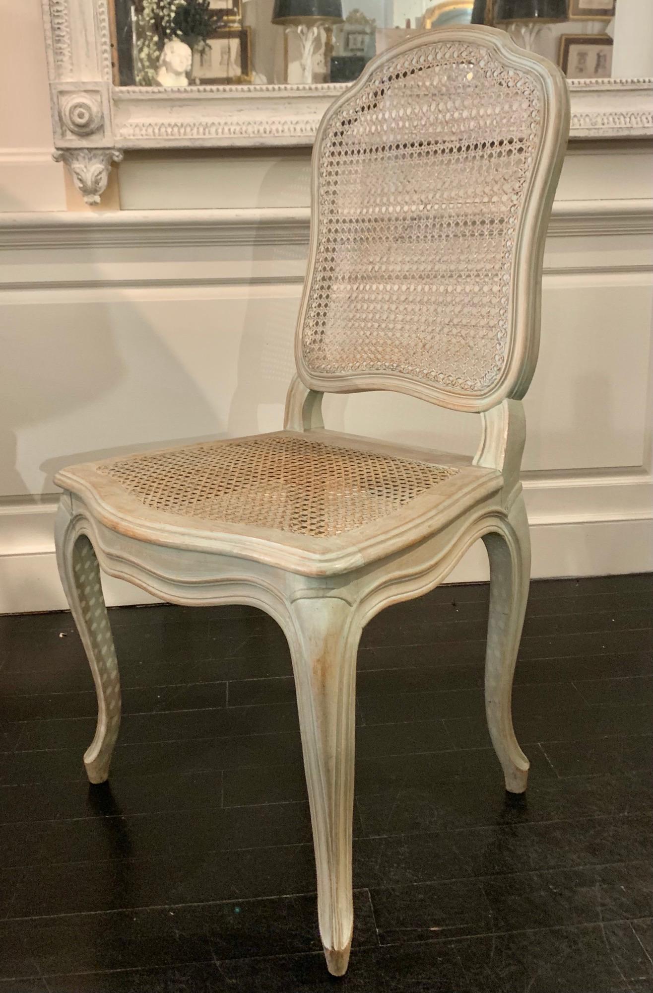 Satz von sechs französischen, grau patinierten Trianon-Stühlen mit Rückenlehnen und Sitzen aus Naturholz im klassischen Stil von Louis XV.

 Moderne Mitte des Jahrhunderts, Hollywood Regency-Stil.
 