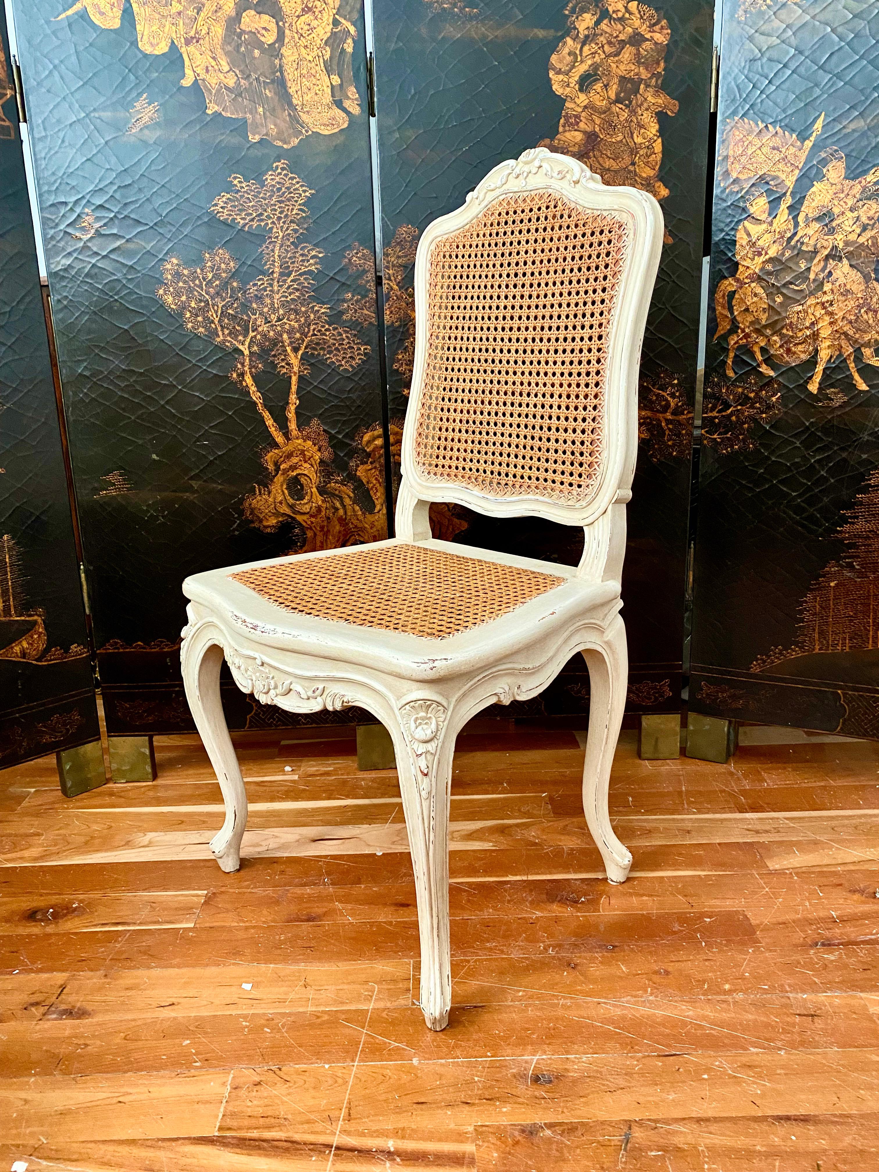Französische Schilfrohrstühle im Louis-XV-Stil, Sechser-Set, Set (Gemalt) im Angebot