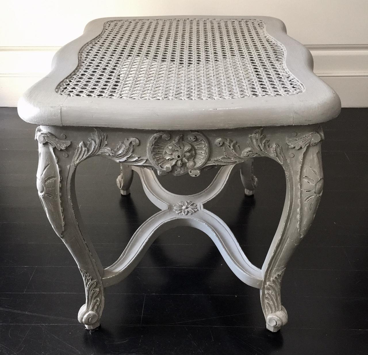 French Louis XV Style Caned Grey Patinated Bench with Entretoise For Sale 5
