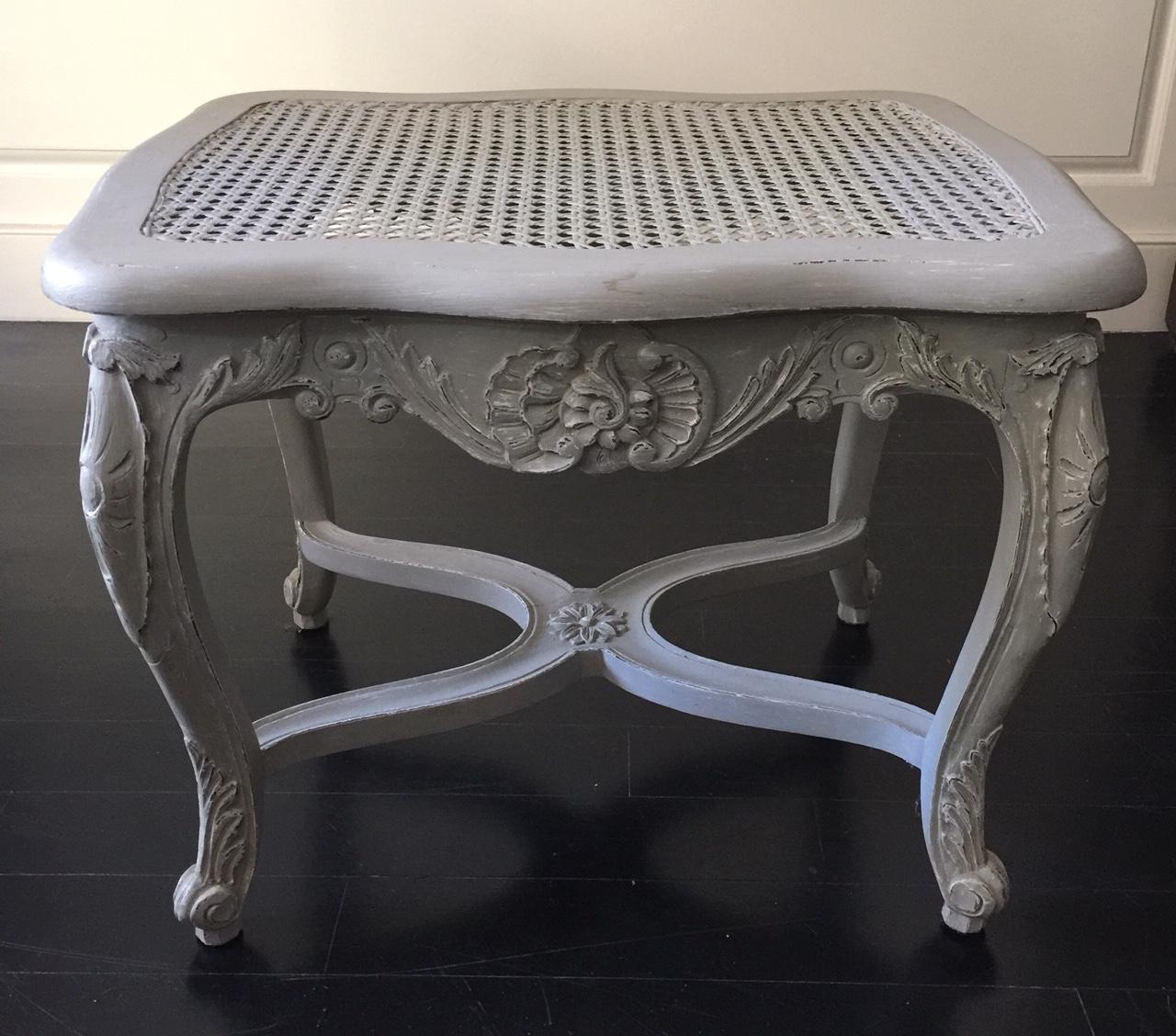 French Louis XV Style Caned Grey Patinated Bench with Entretoise In Good Condition For Sale In Montreal, Quebec