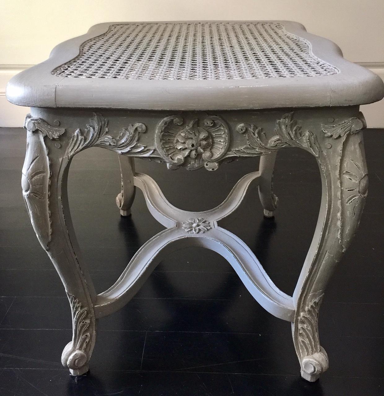 French Louis XV Style Caned Grey Patinated Bench with Entretoise For Sale 3