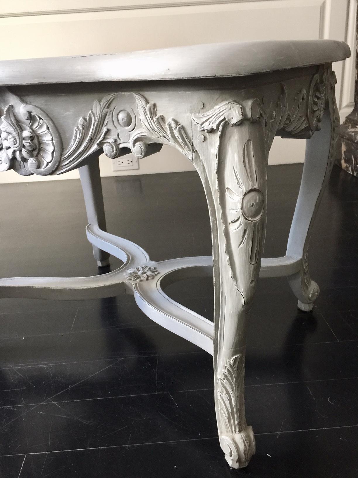 French Louis XV Style Caned Grey Patinated Bench with Entretoise For Sale 4