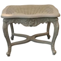 Banc de style Louis XV français canné et patiné gris avec entretoise