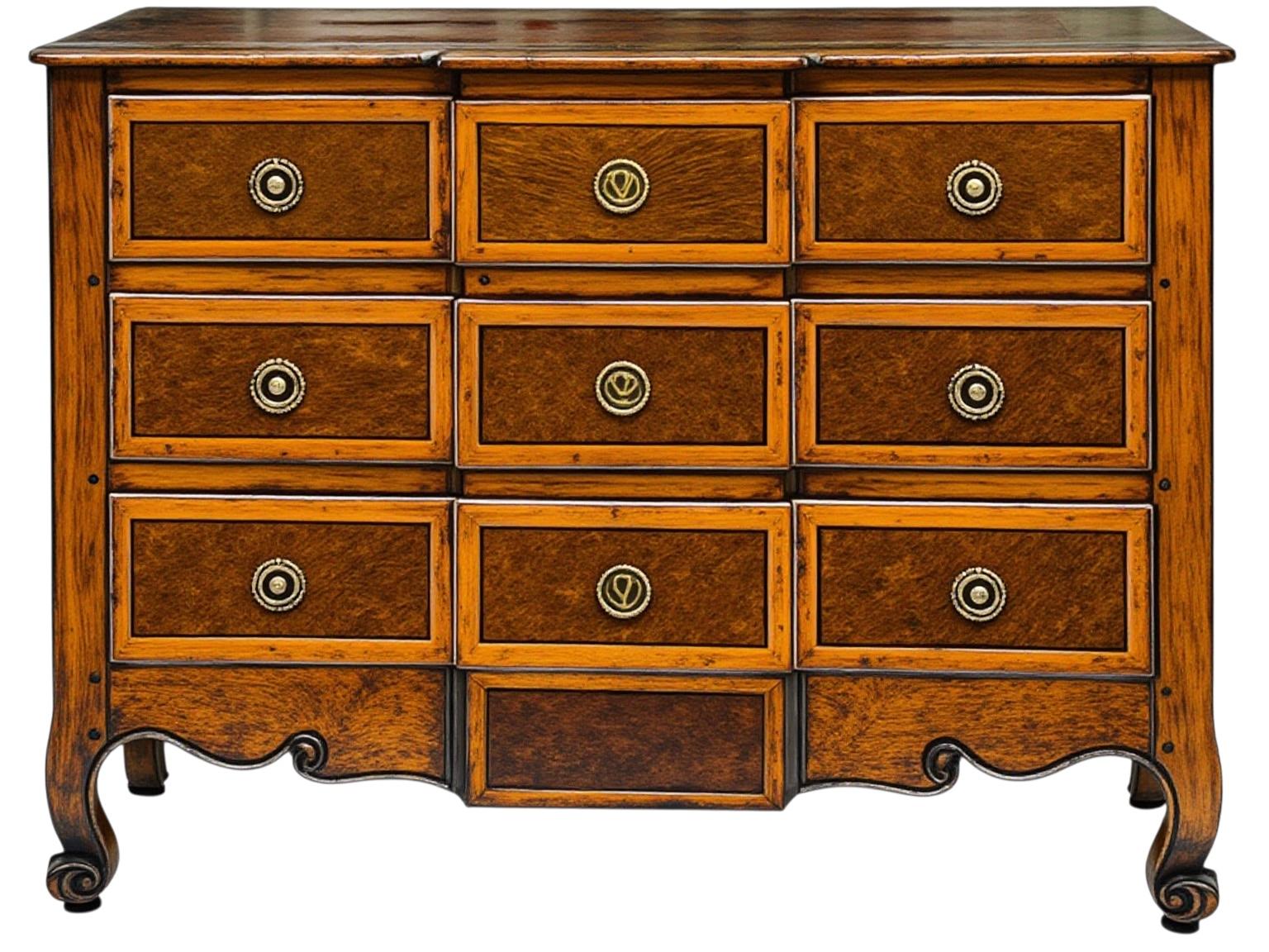 Questo è un pezzo incantevole!  Si tratta di una commode francese in legno di frutto intagliato in stile Luigi XV. Presenta uno stile a blocchi intarsiati e un piano in legno. I cassetti sono a coda di rondine e la ferramenta in ottone è realizzata