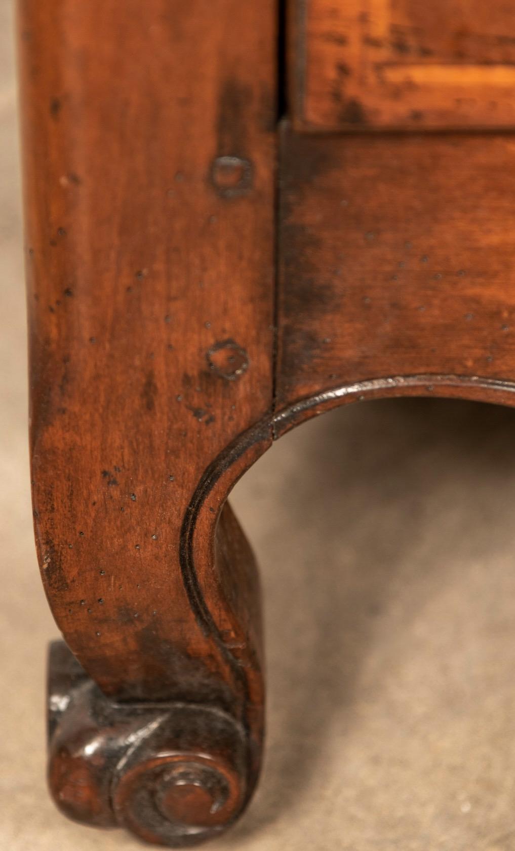 Americano Cassettone in legno intagliato in stile Luigi XV di Henredon in vendita