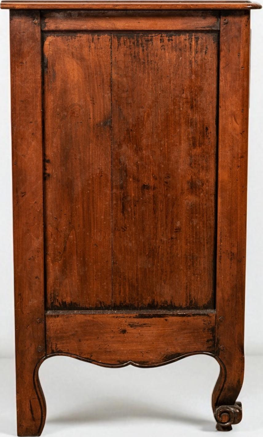 Ottone Cassettone in legno intagliato in stile Luigi XV di Henredon in vendita