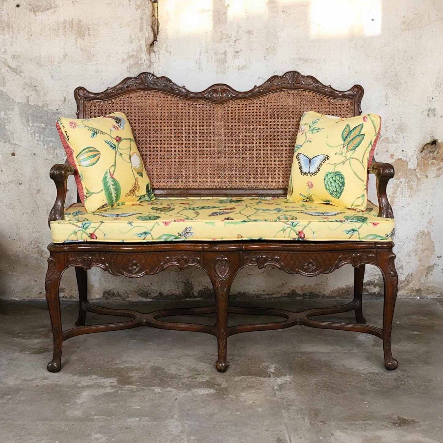 Il s'agit d'un canapé vintage de style Louis XV en bois fruitier sculpté et en rotin. La tapisserie est d'époque et en bon état. Il n'est pas marqué.

Mon délai de livraison est de deux à cinq semaines. Si votre destination nécessite un ferry,