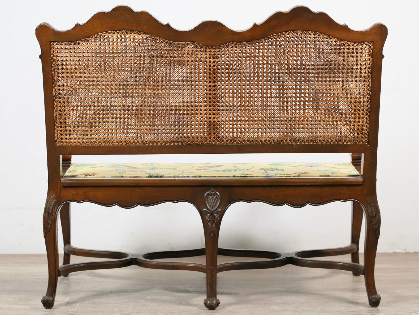 Français Settee française de style Louis XV sculptée en bois fruitier et canne en vente
