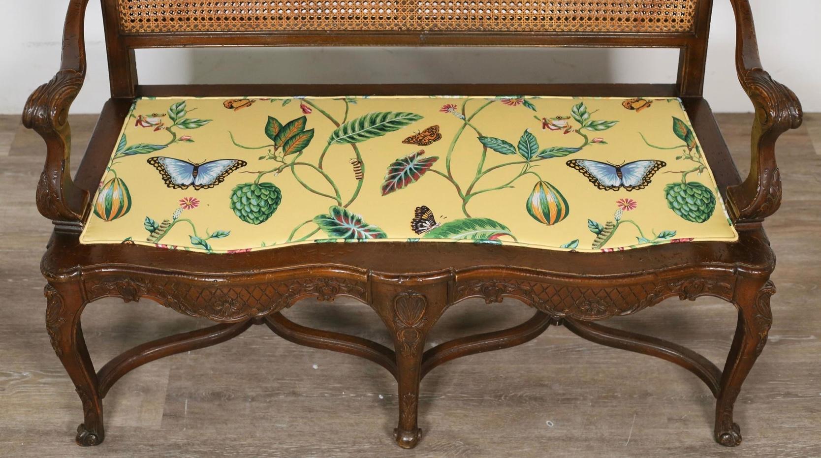 Settee française de style Louis XV sculptée en bois fruitier et canne Bon état - En vente à Kennesaw, GA