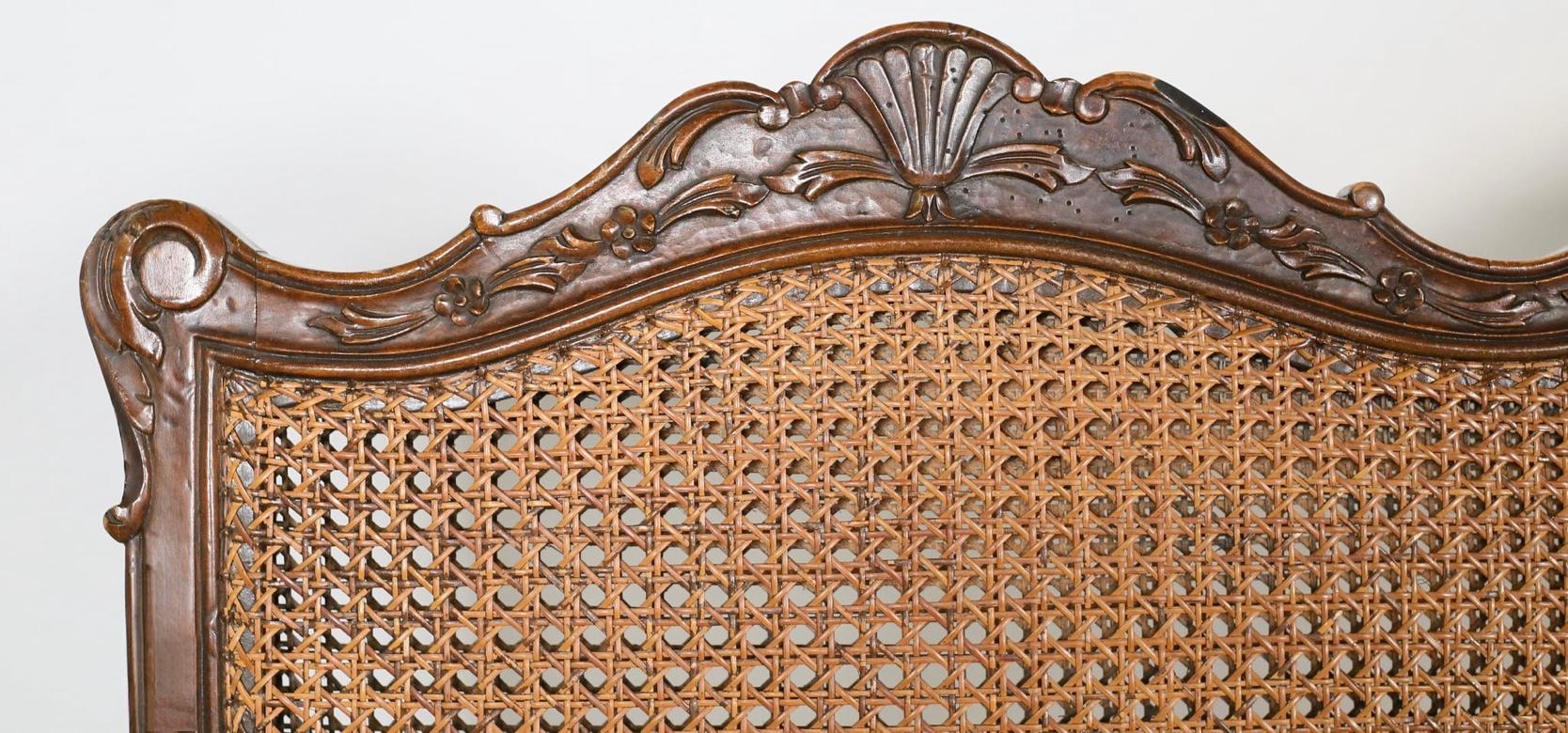 20ième siècle Settee française de style Louis XV sculptée en bois fruitier et canne en vente