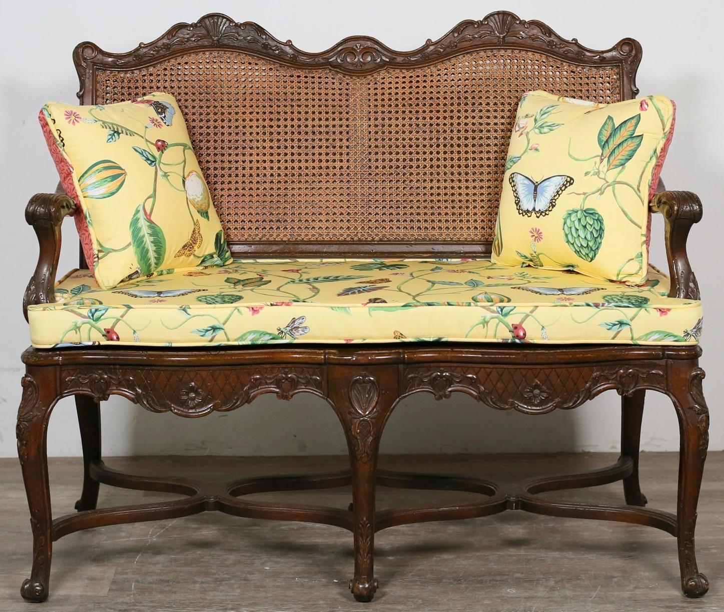 Tissu d'ameublement Settee française de style Louis XV sculptée en bois fruitier et canne en vente