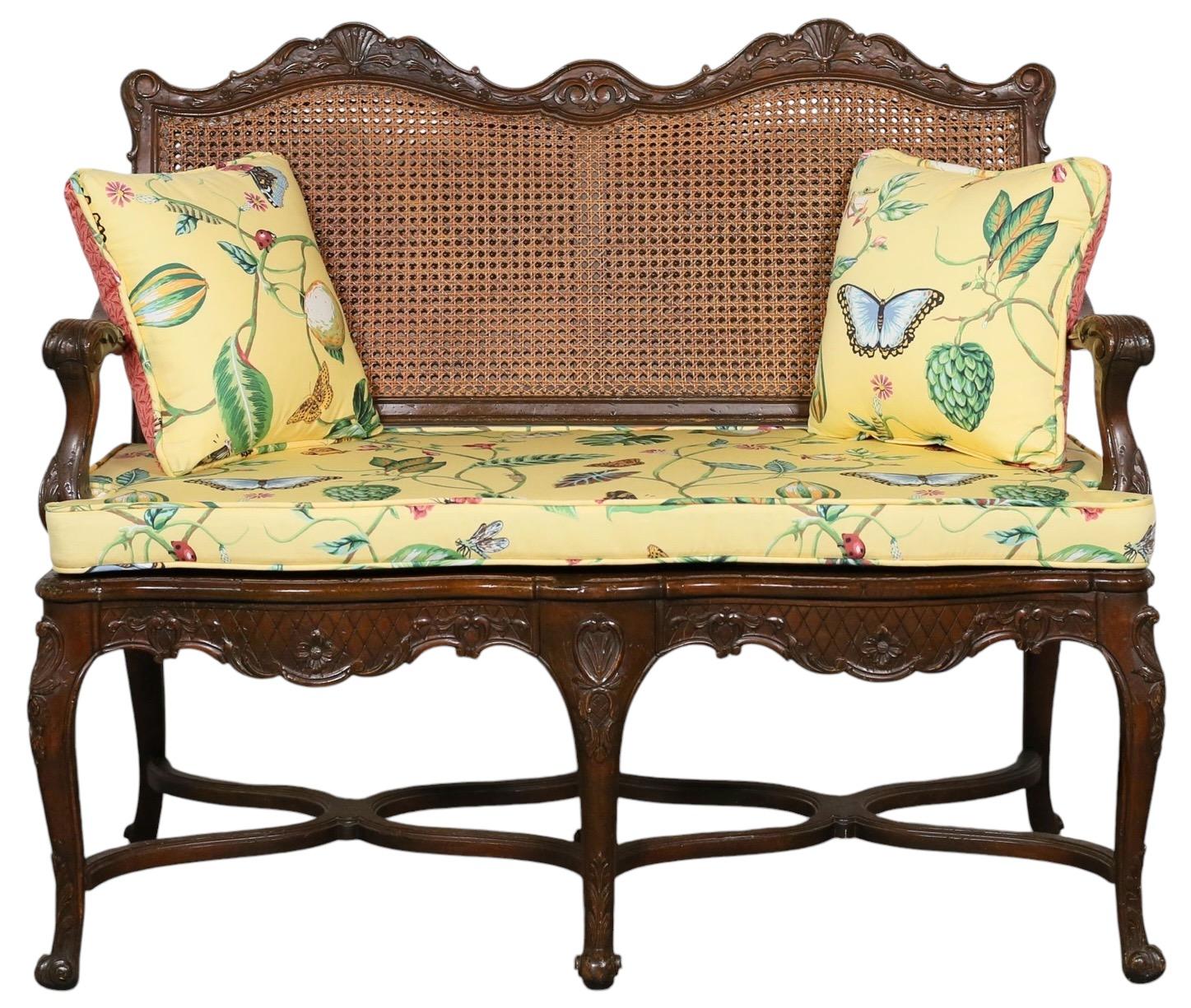Settee française de style Louis XV sculptée en bois fruitier et canne en vente 2
