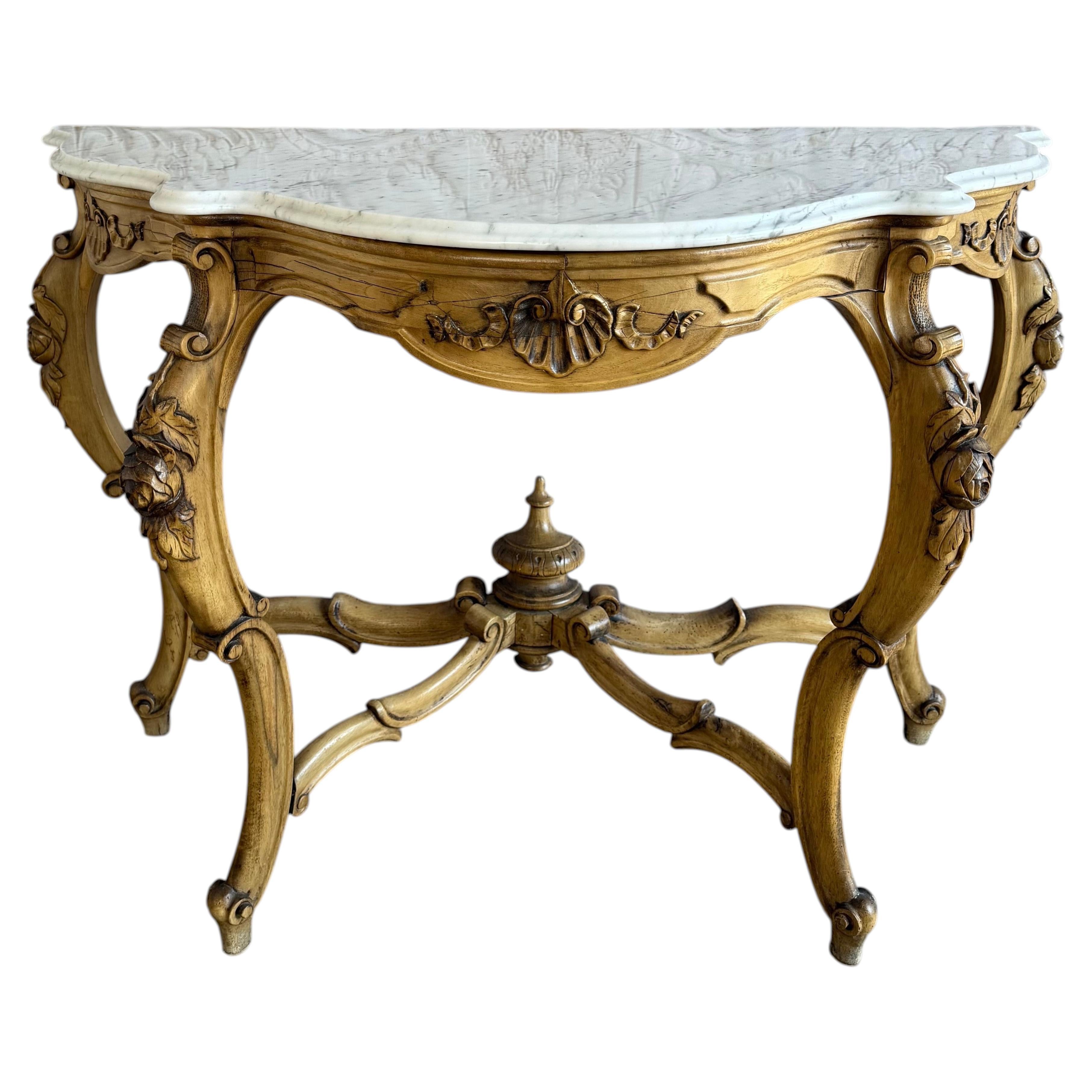 Consola francesa de madera dorada tallada estilo Luis XV con tapa de mármol blanco en venta